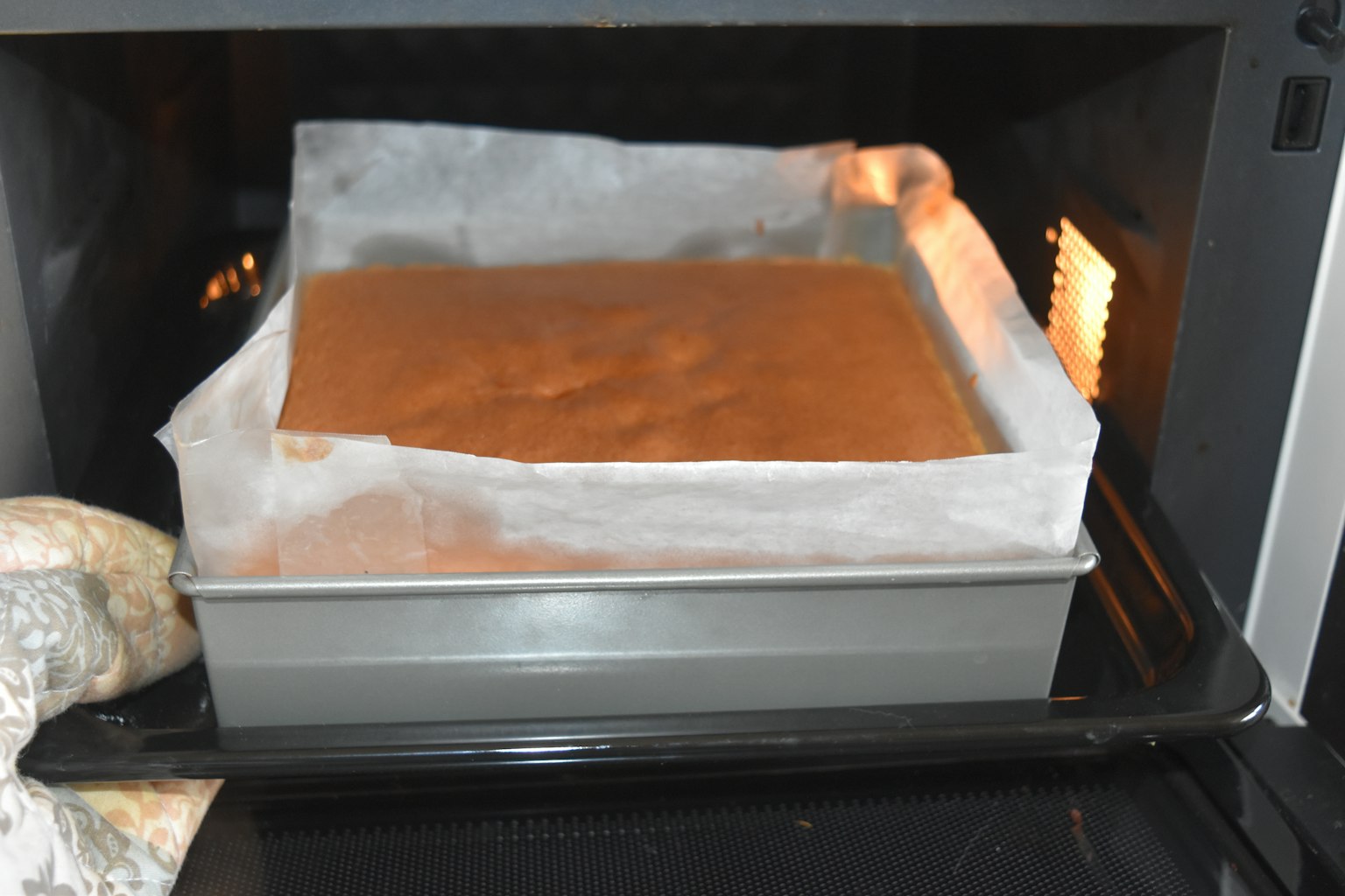 Pâte dans un moule à gâteau à l'intérieur d'un four
