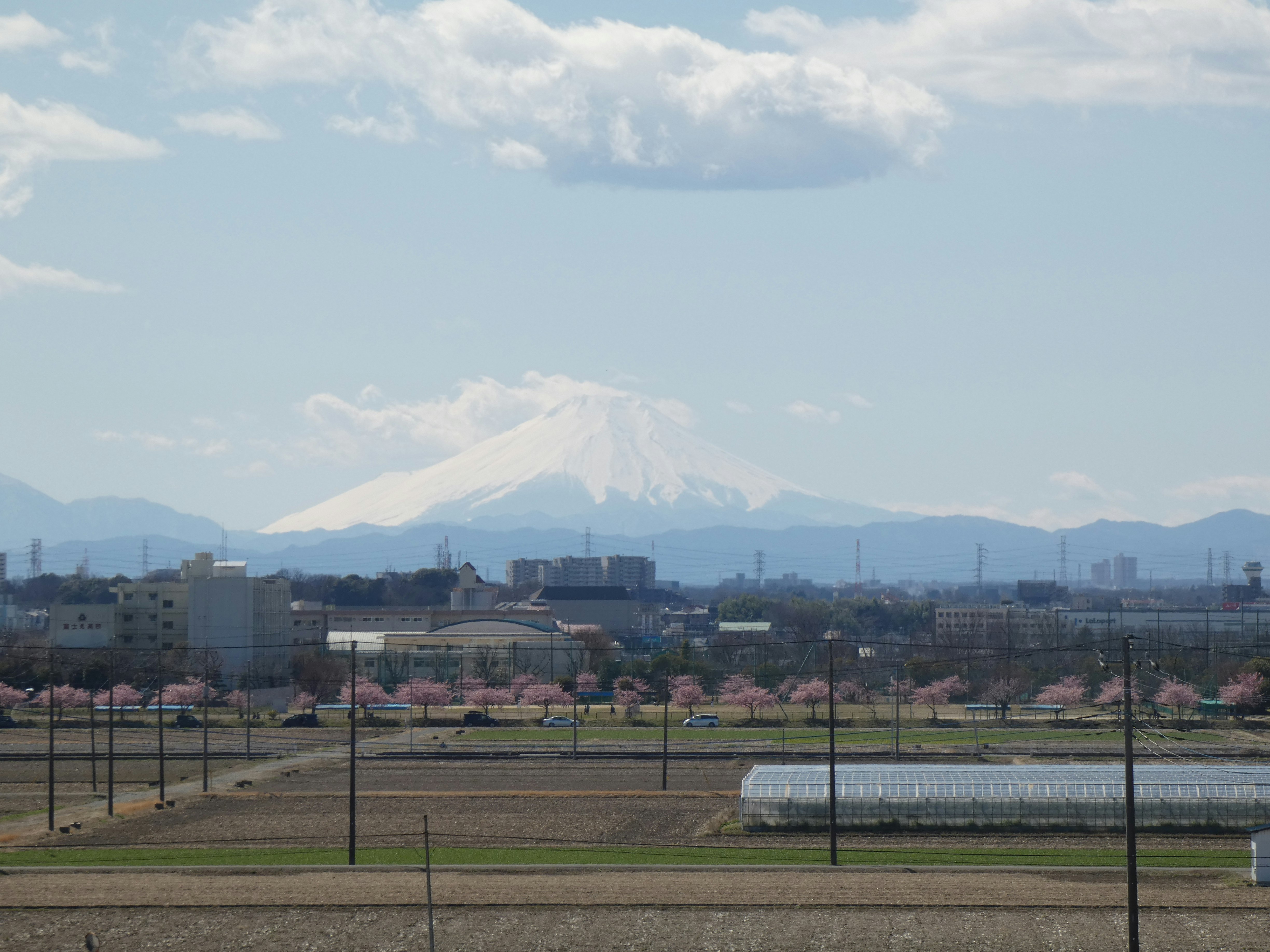 雪山与蓝天和乡村风景