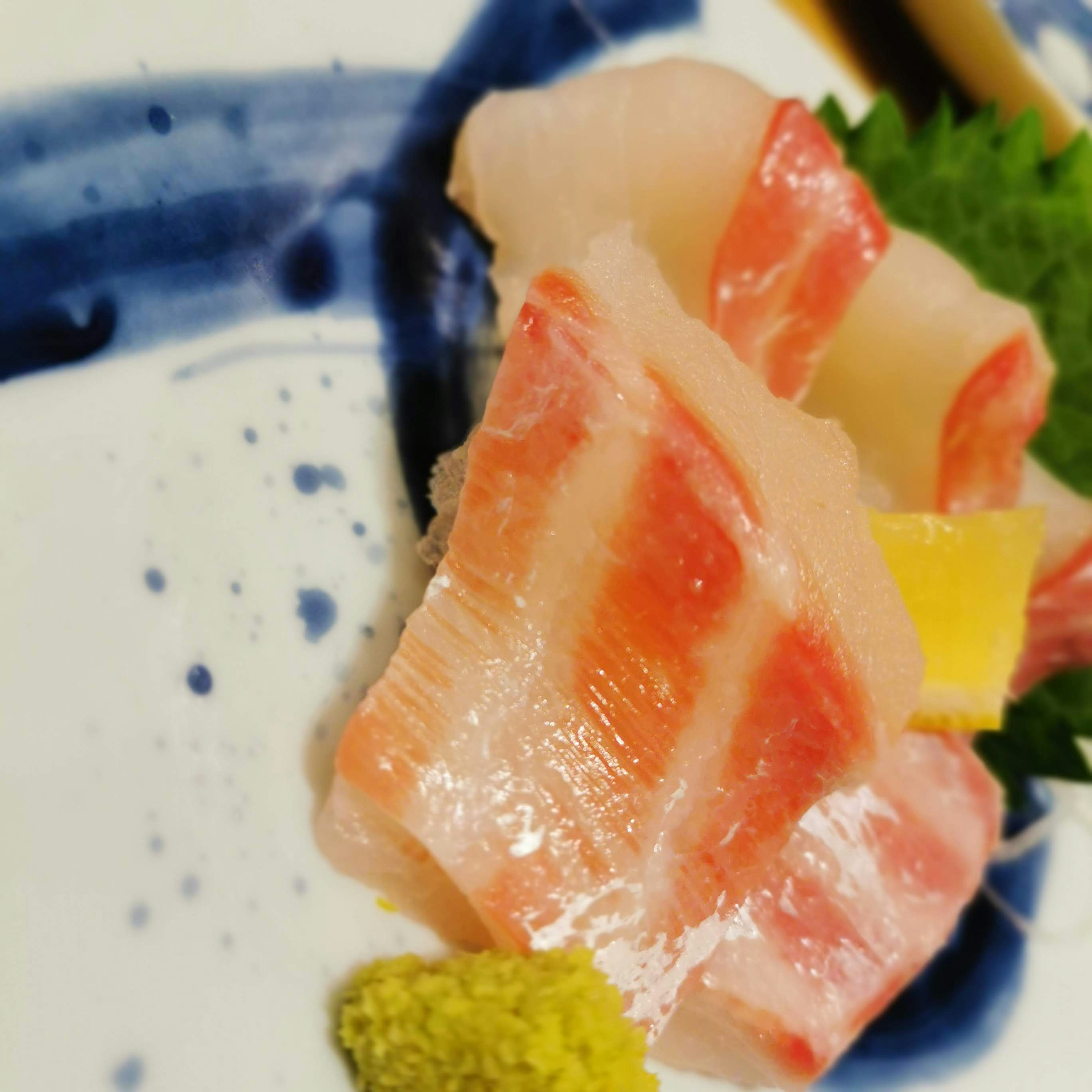 sashimi de salmón en un plato azul