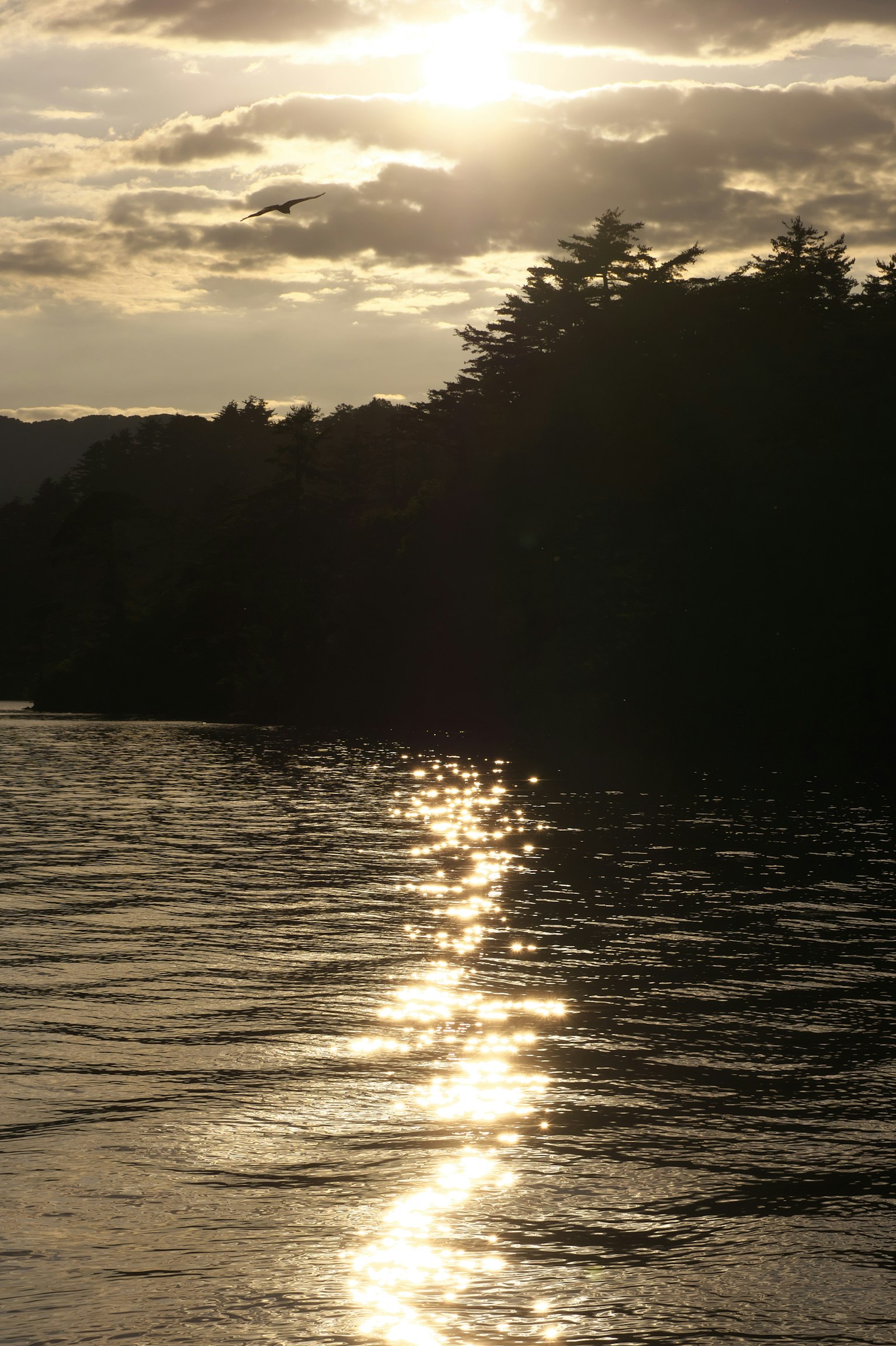 Ruhige Seeszene mit Sonnenuntergangsreflexionen