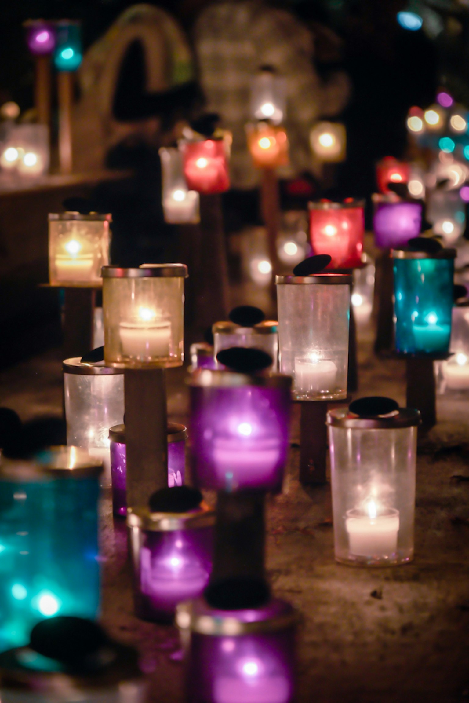 Una scena magica di candele colorate disposte in varie tonalità