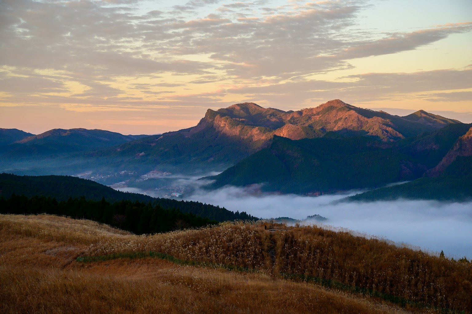 Berglandschaft bei Sonnenaufgang mit Nebel in den Tälern