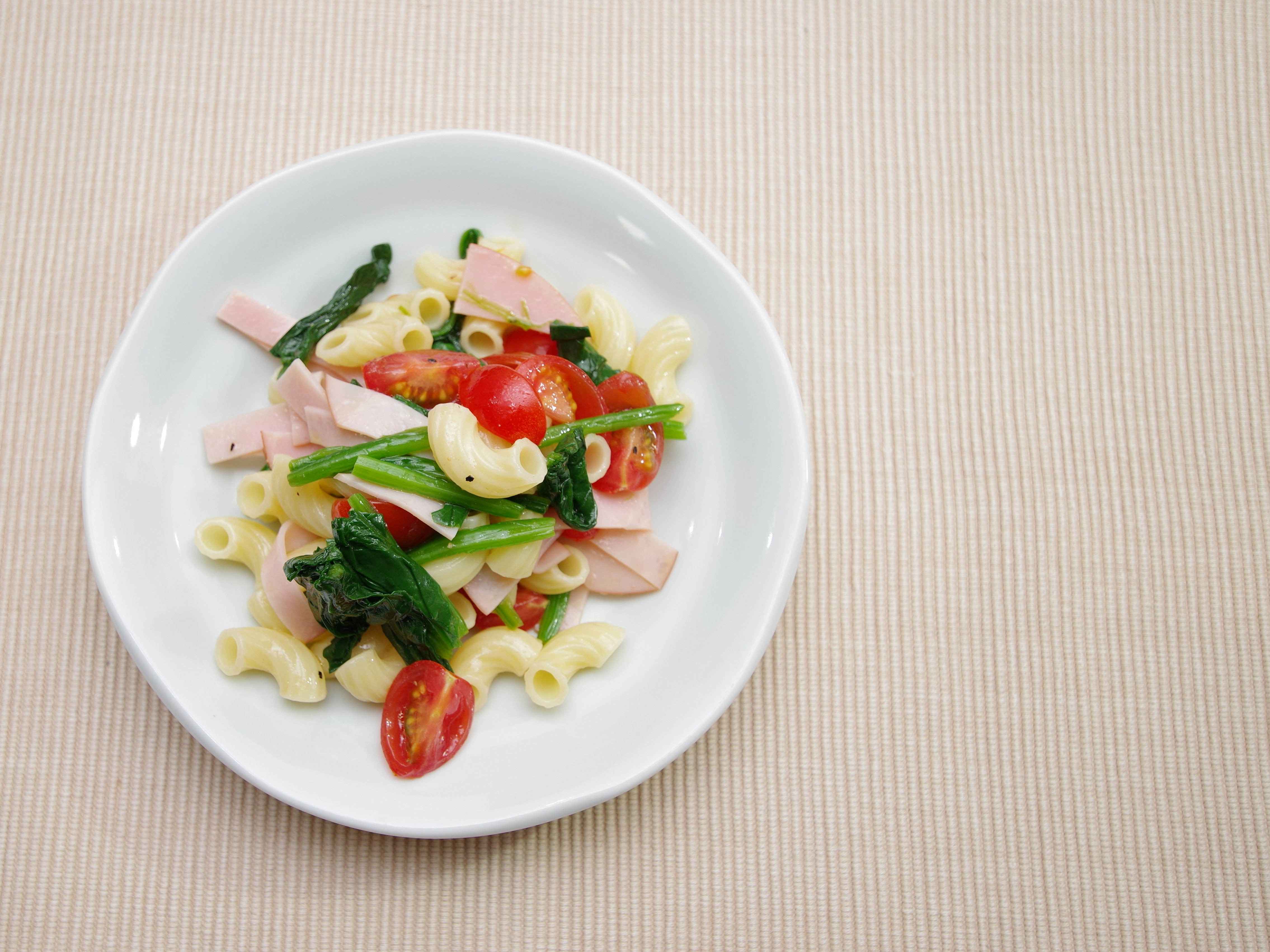 pasta con verdure in un piatto bianco