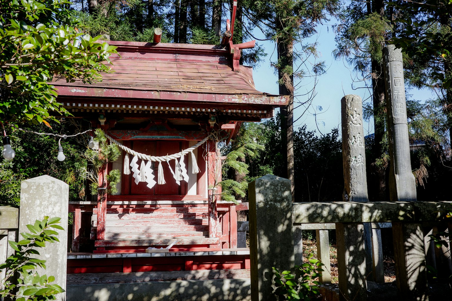 小红色神社被树木环绕，带有传统装饰