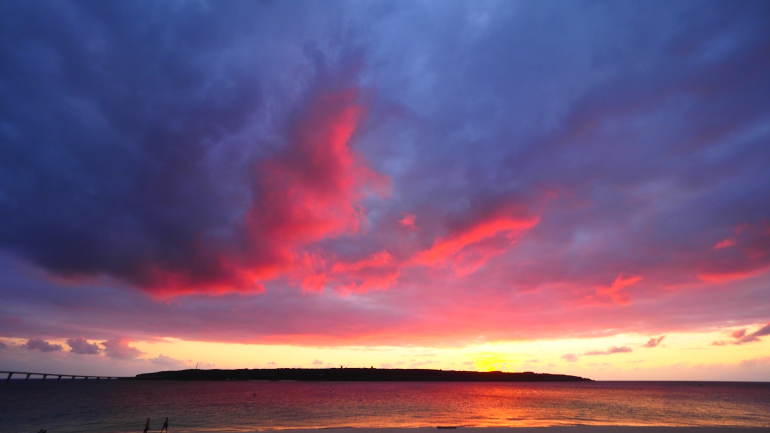 Magnifique coucher de soleil sur l'océan avec des nuages rouges et violets dans un ciel bleu