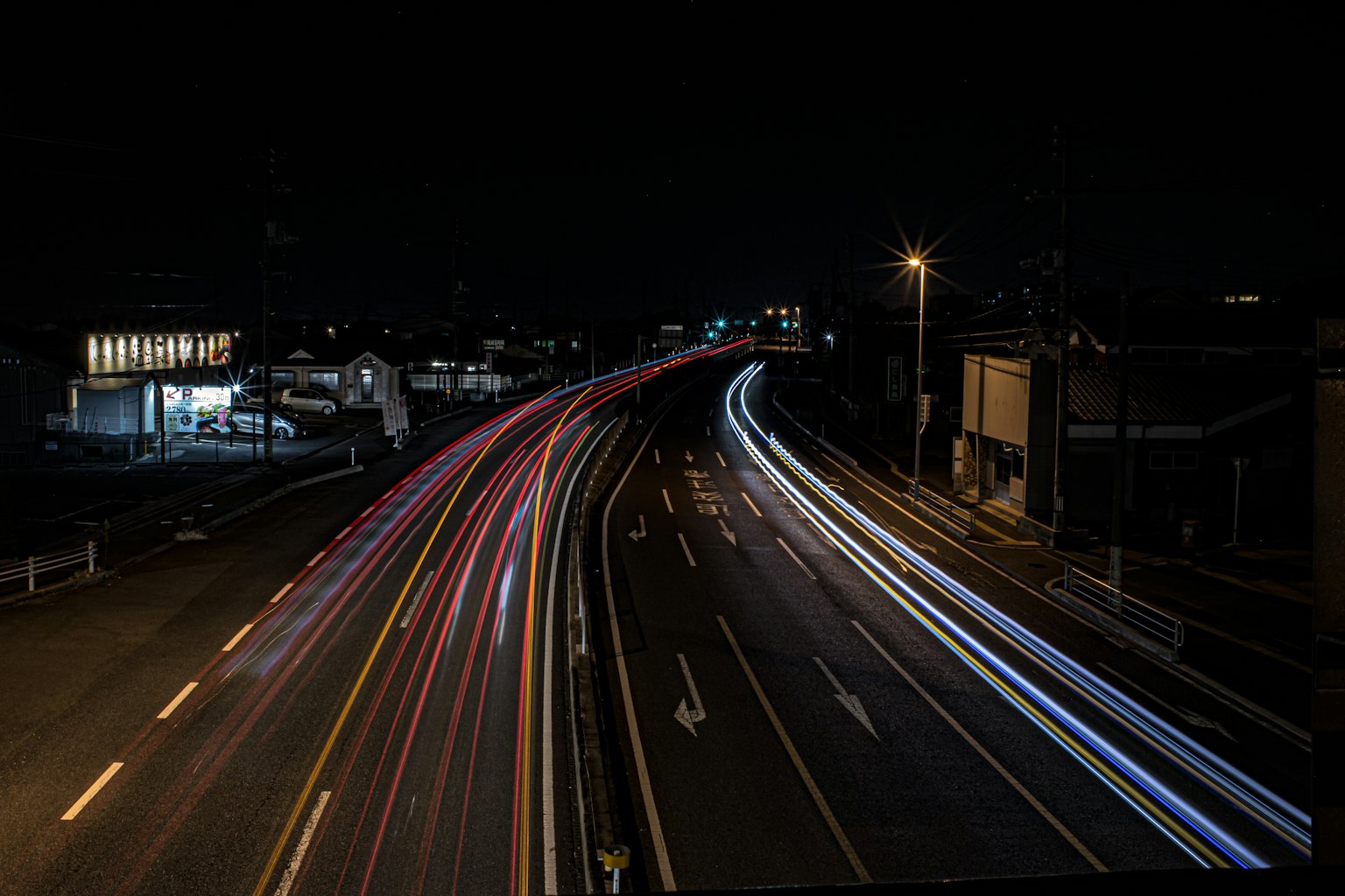 Rastros de luz de coches en una carretera por la noche