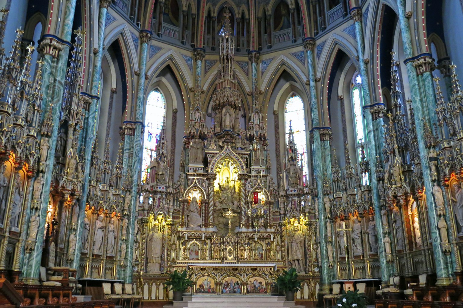 Interior de una iglesia bellamente decorada con un gran altar y vitrales