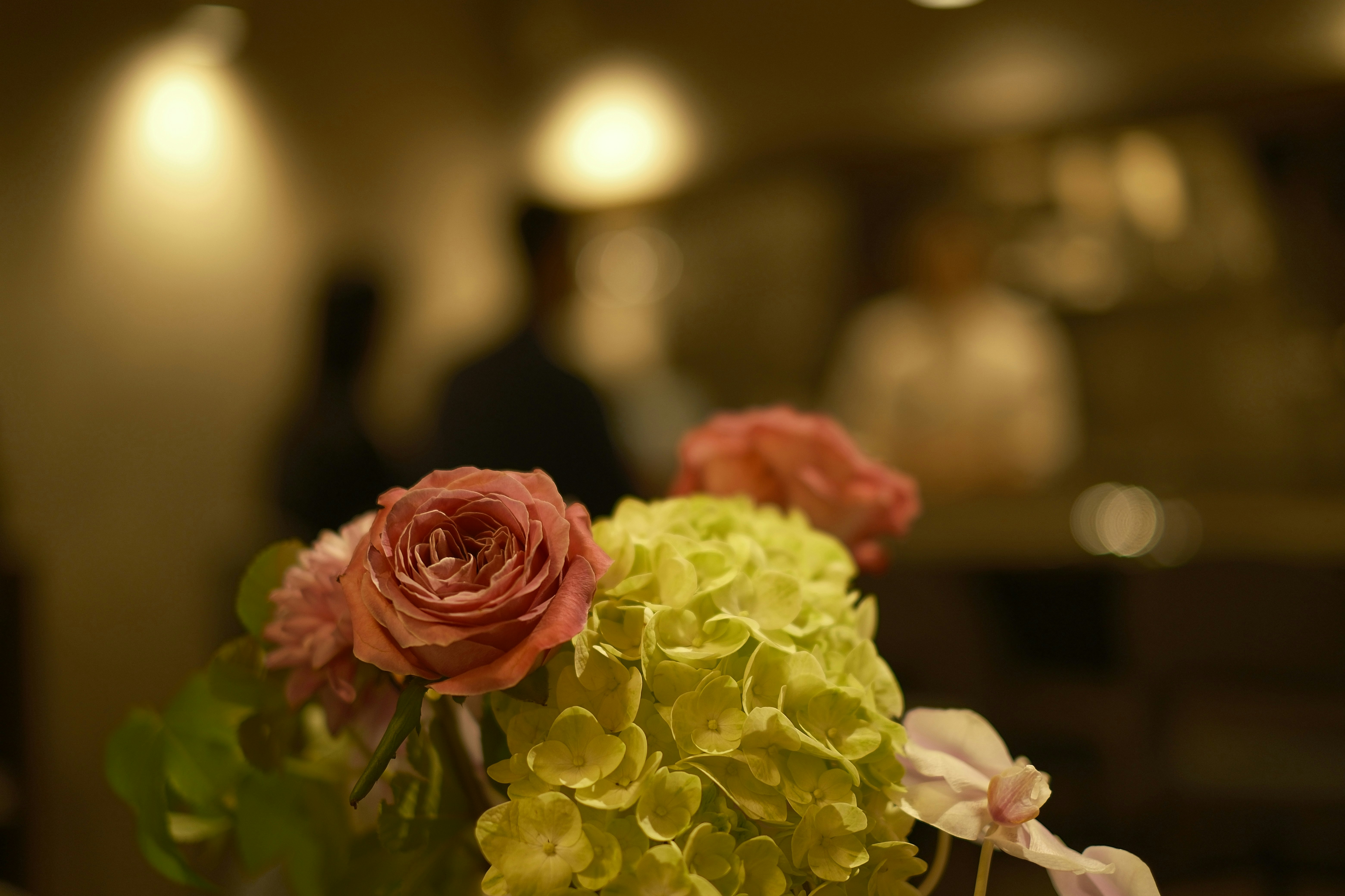花束と柔らかな室内の灯り