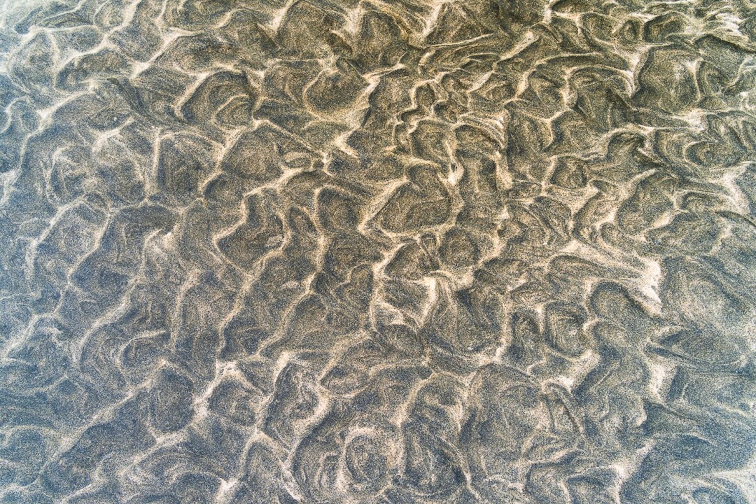 水面波紋形成的獨特圖案特寫