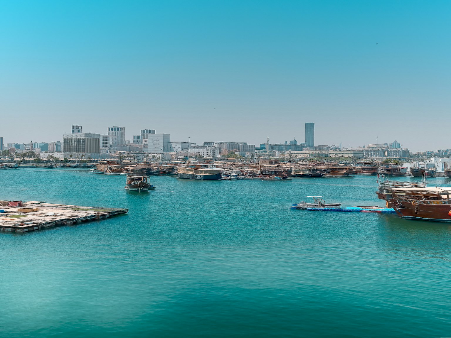 Une vue panoramique d'un port avec des eaux turquoise et une ligne d'horizon urbaine