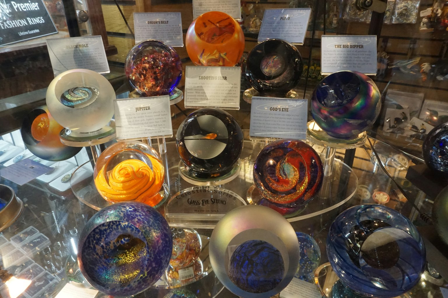 Bunte Glas-Schalen in einer Vitrine ausgestellt