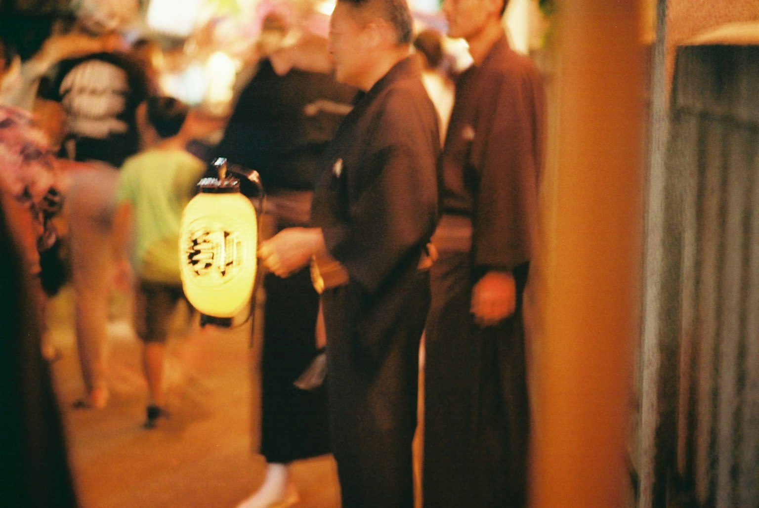 穿着传统服装的男性在节日夜晚手持灯笼
