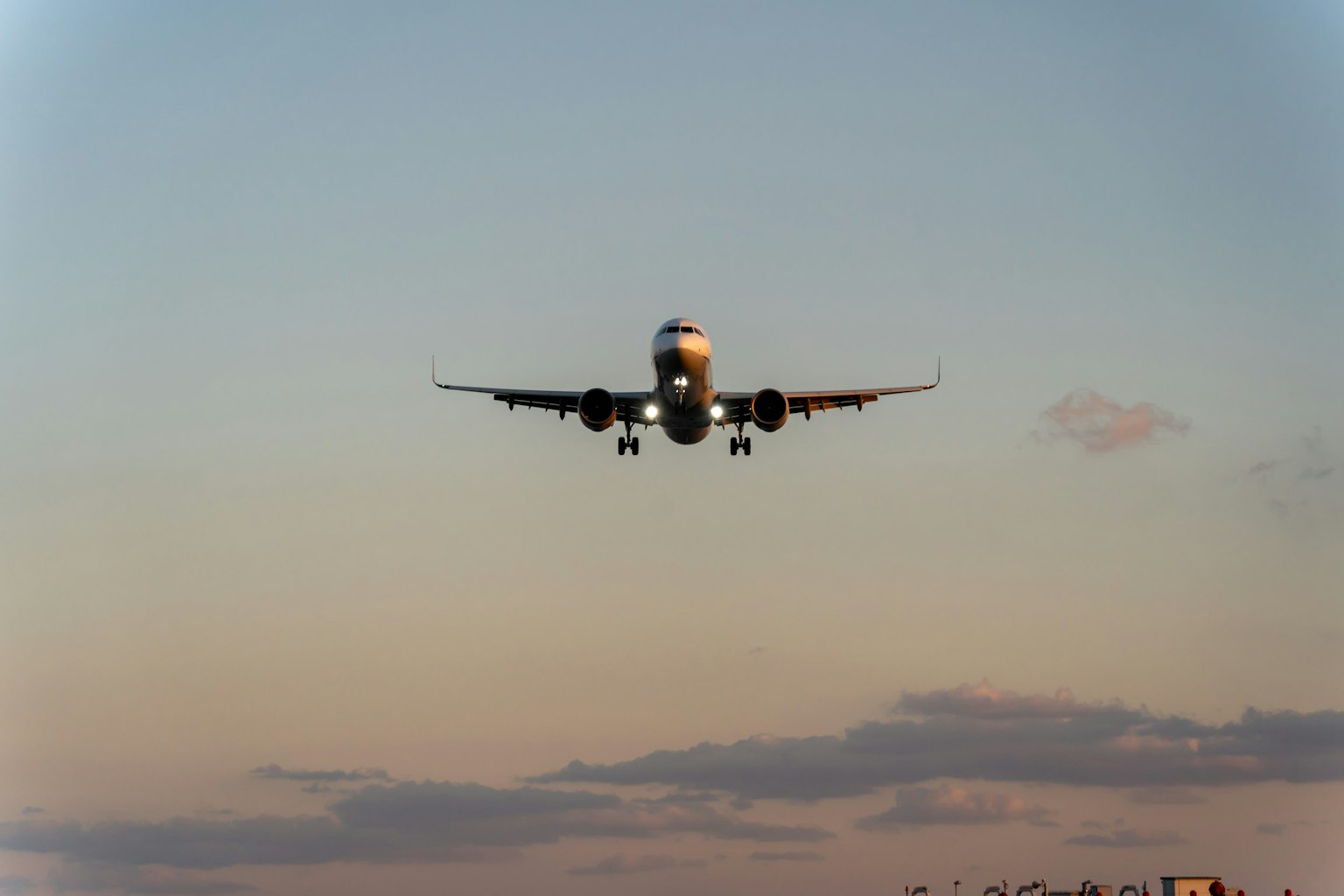 一架飛機在夕陽天空中降落