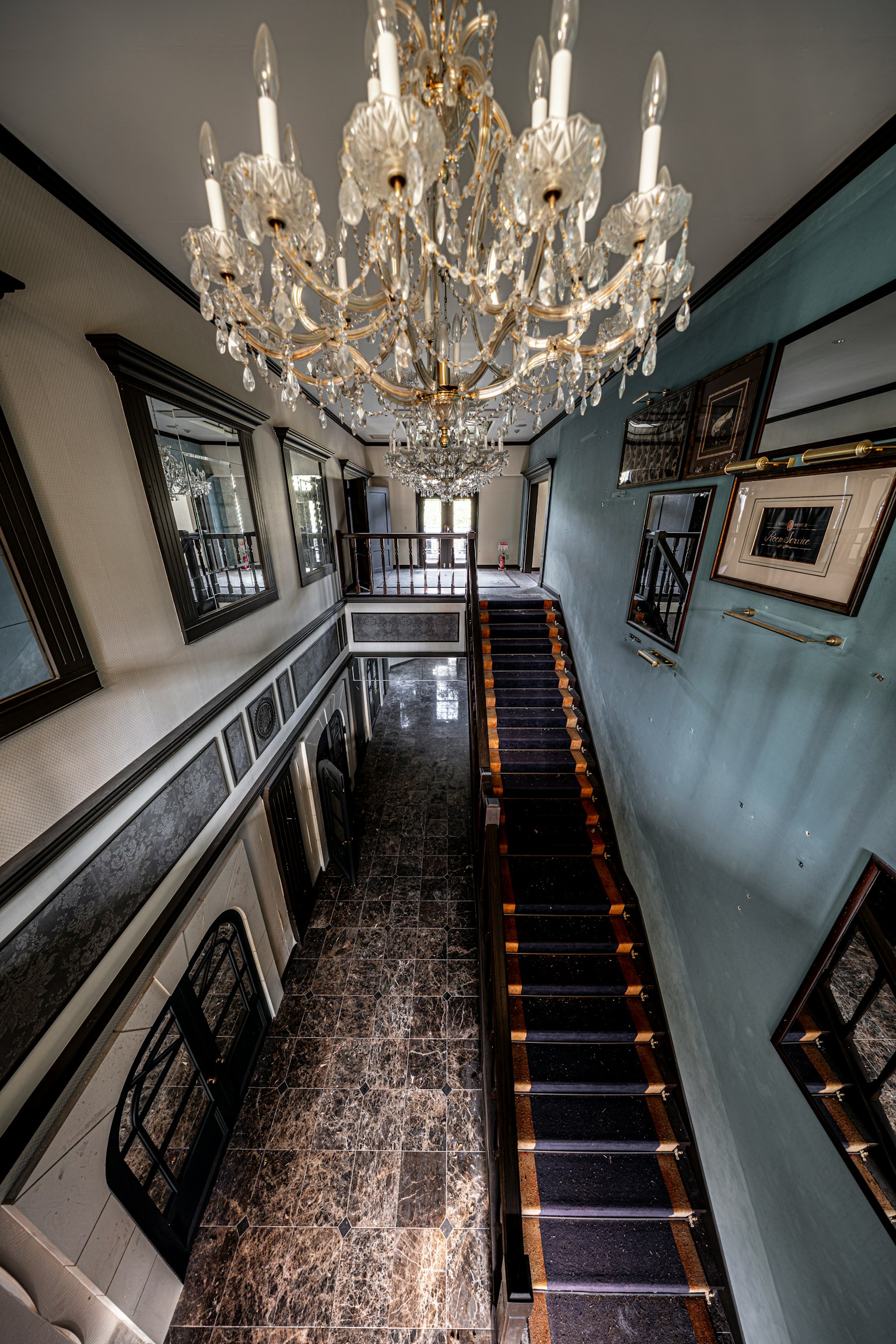 豪華なシャンデリアが吊るされた階段のあるエレガントなエントランスホール