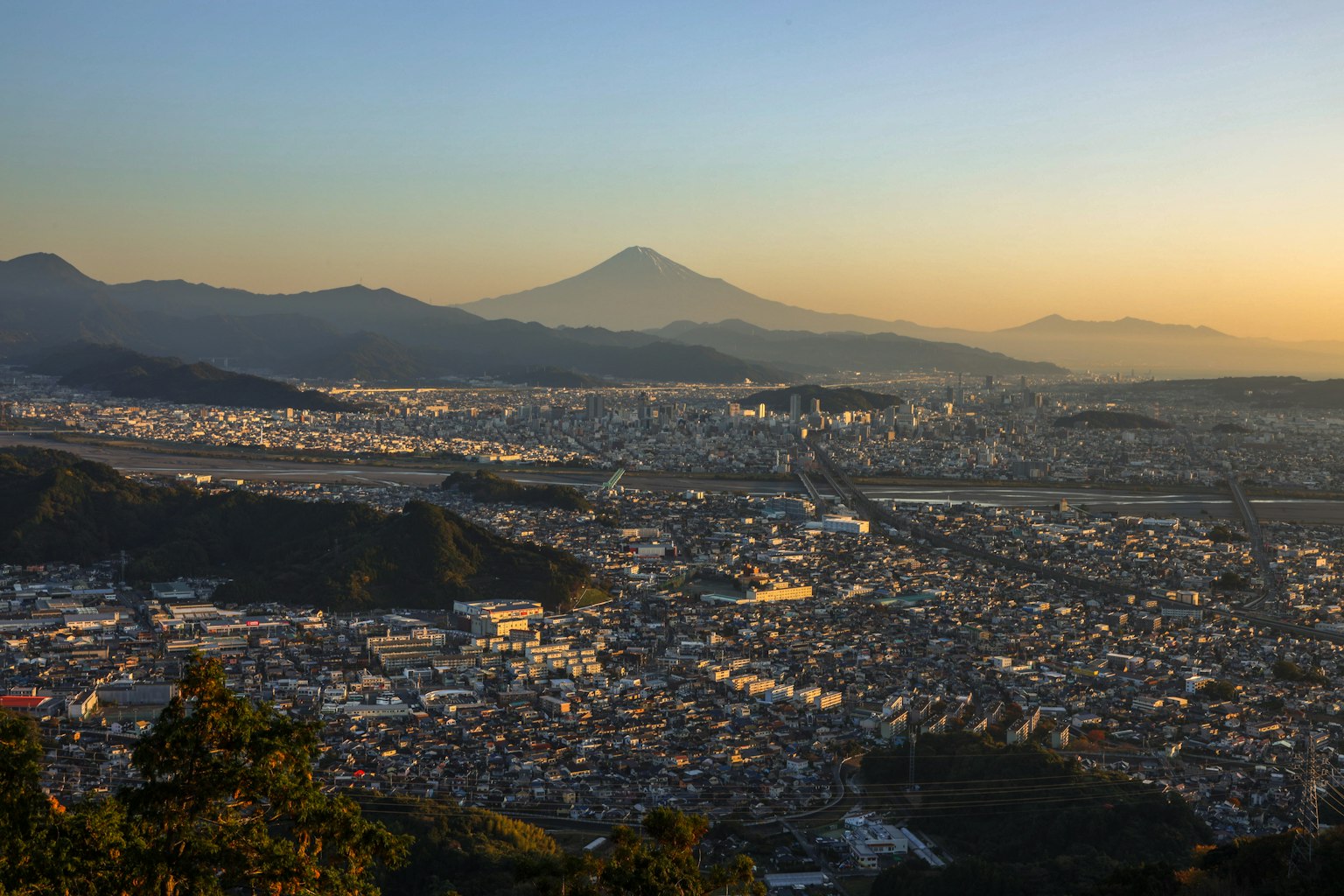 日落時城市與山脈的全景