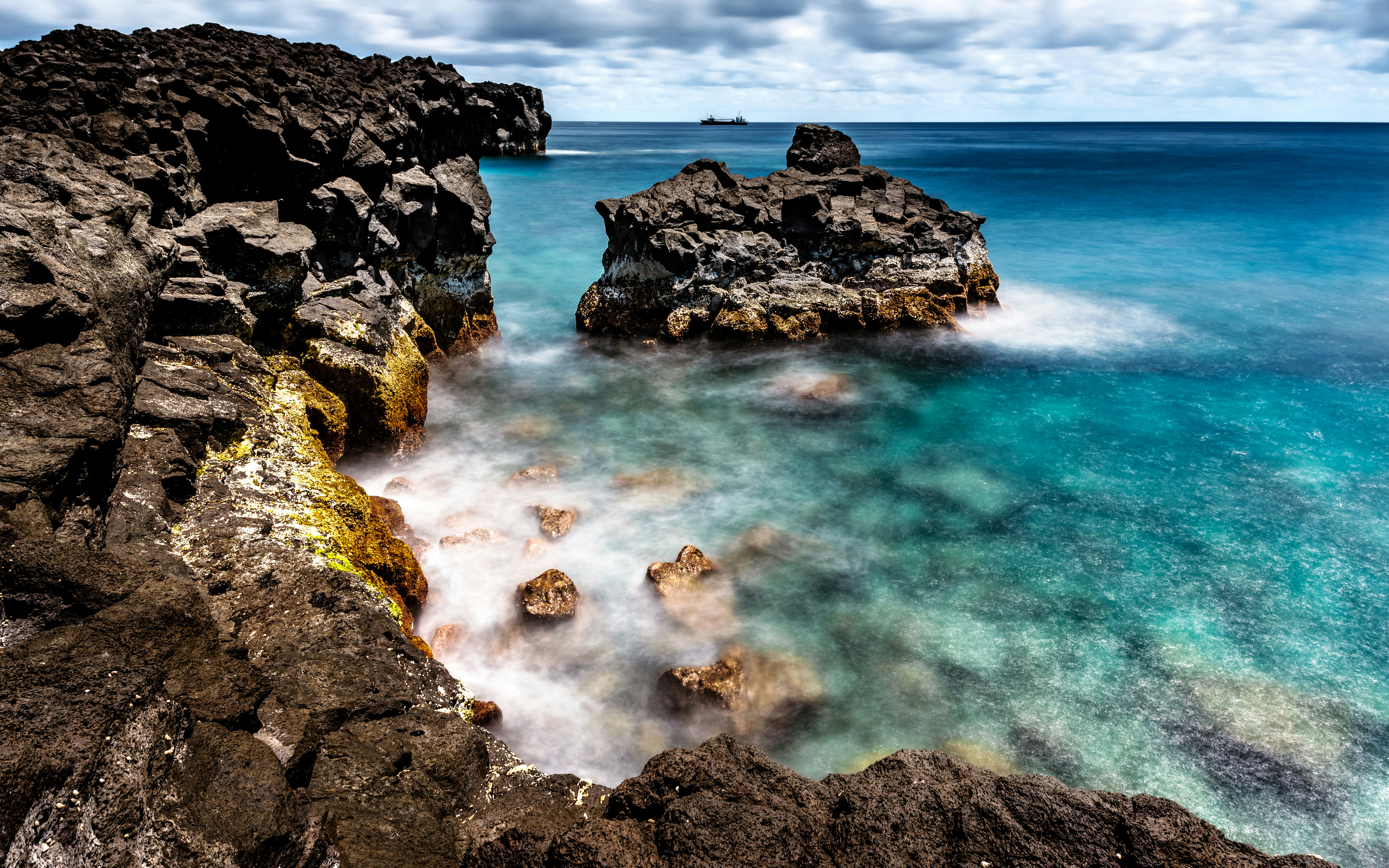 côte rocheuse avec une mer turquoise