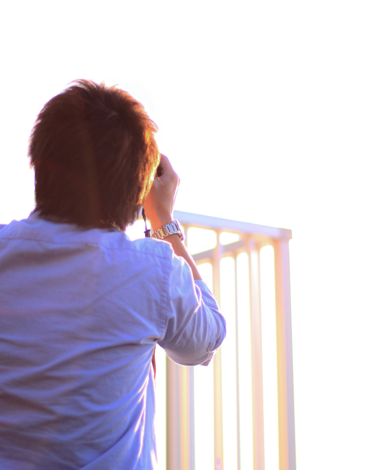 一个拿着相机拍摄风景的男人