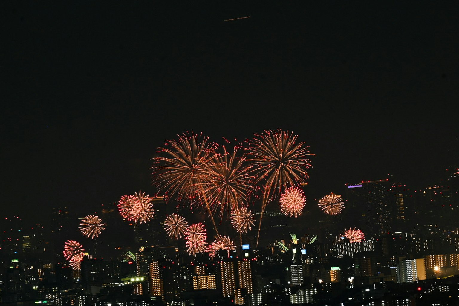 Feux d'artifice au-dessus de la skyline d'une ville la nuit