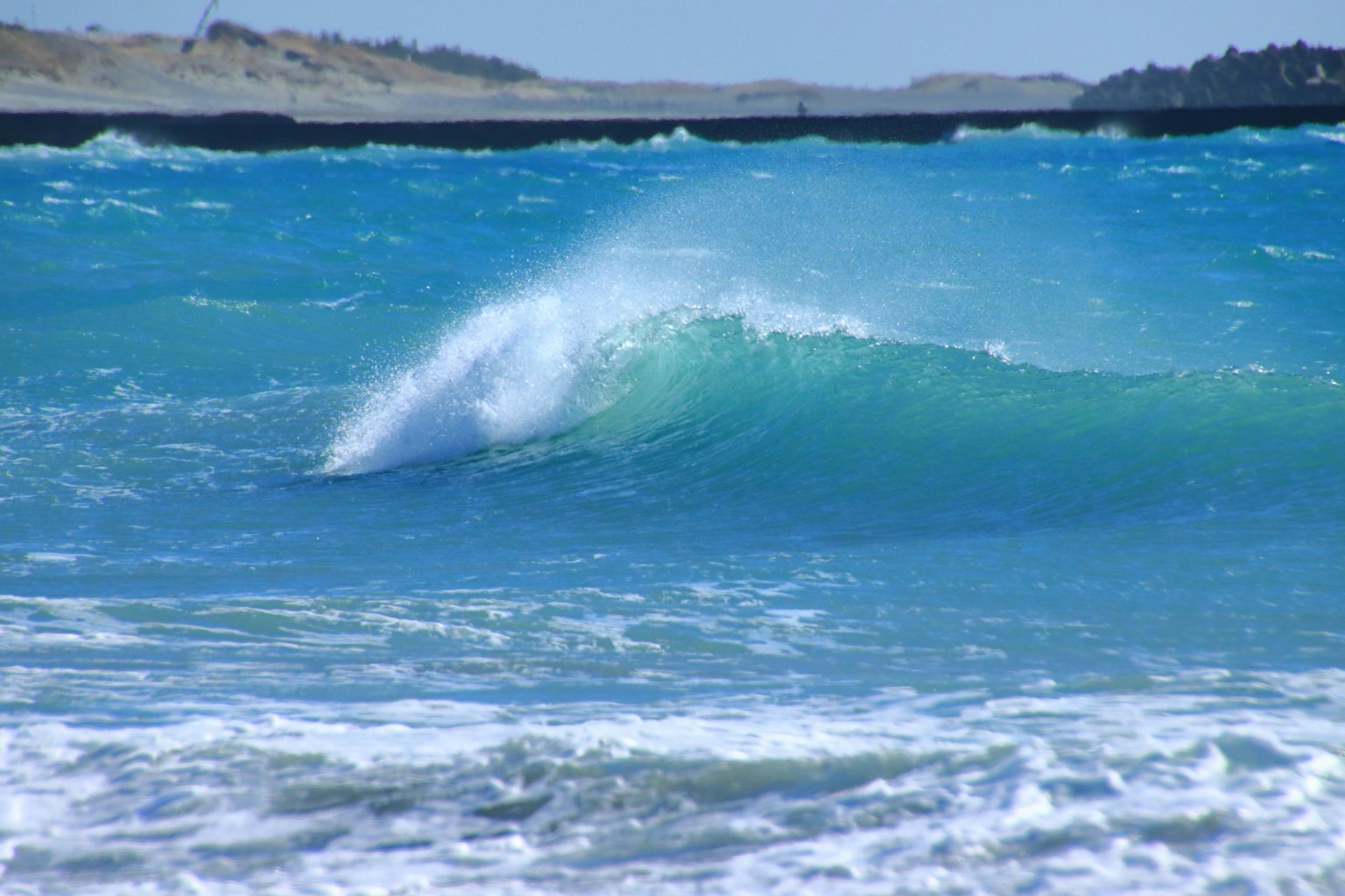Photo de vagues océaniques bleues avec de la mousse blanche