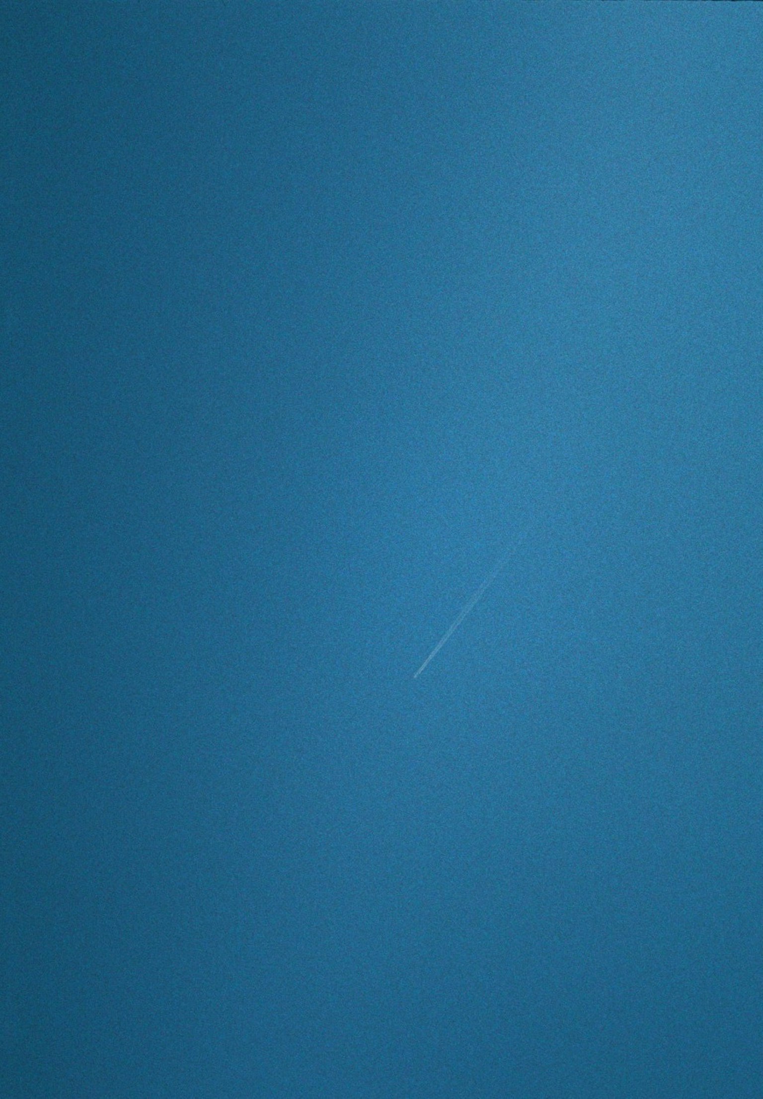 Design simple avec un fond bleu et une fine ligne blanche