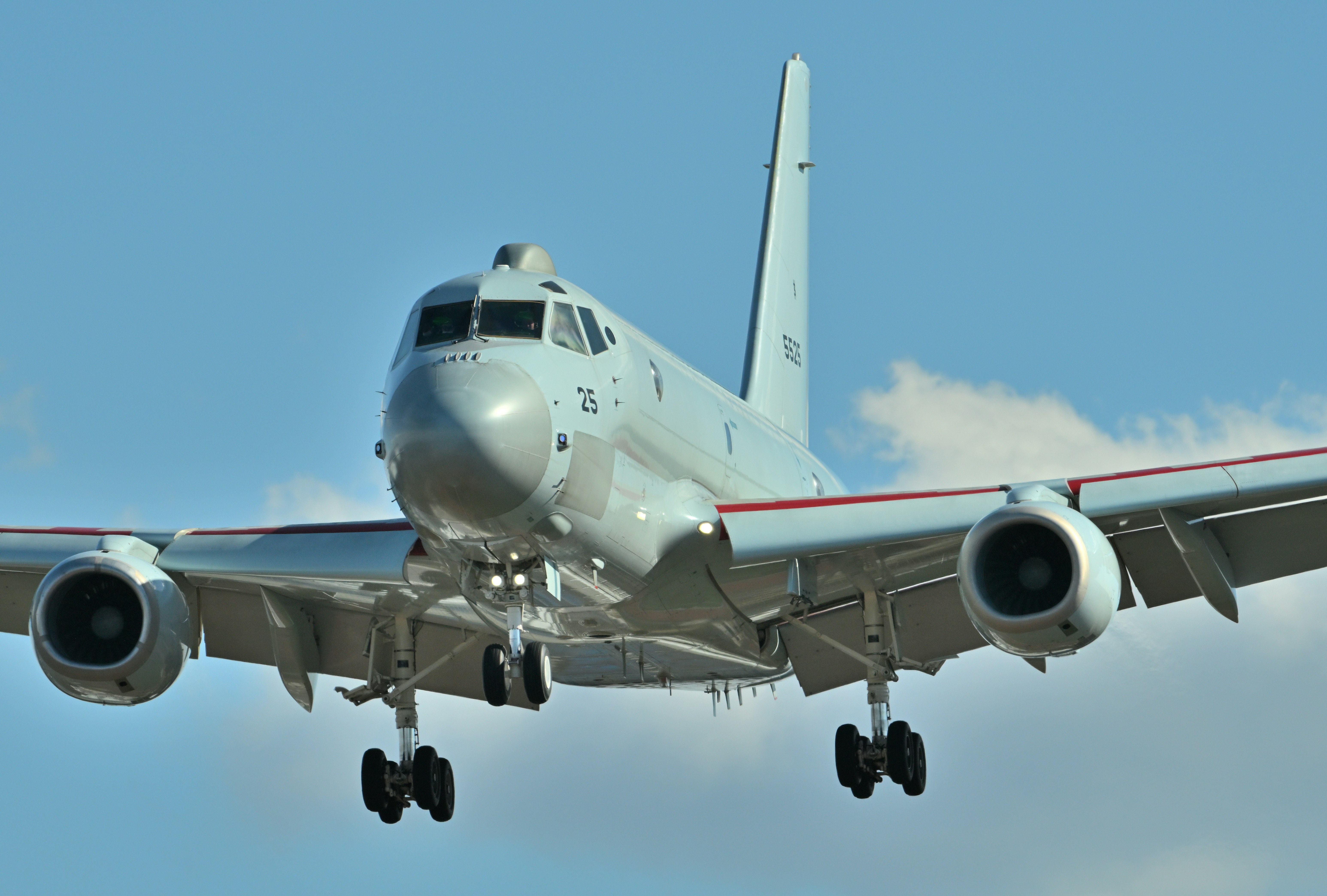 晴空下跑道上空接近的飛機