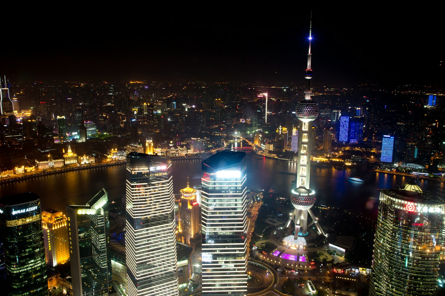 Nachtansicht der Skyline von Shanghai mit Wolkenkratzern