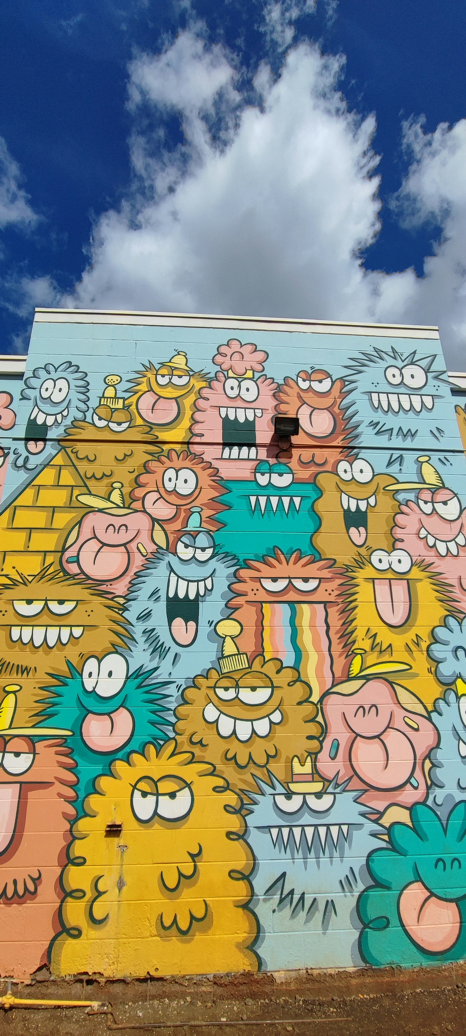 建築牆面上色彩繽紛的卡通怪物壁畫