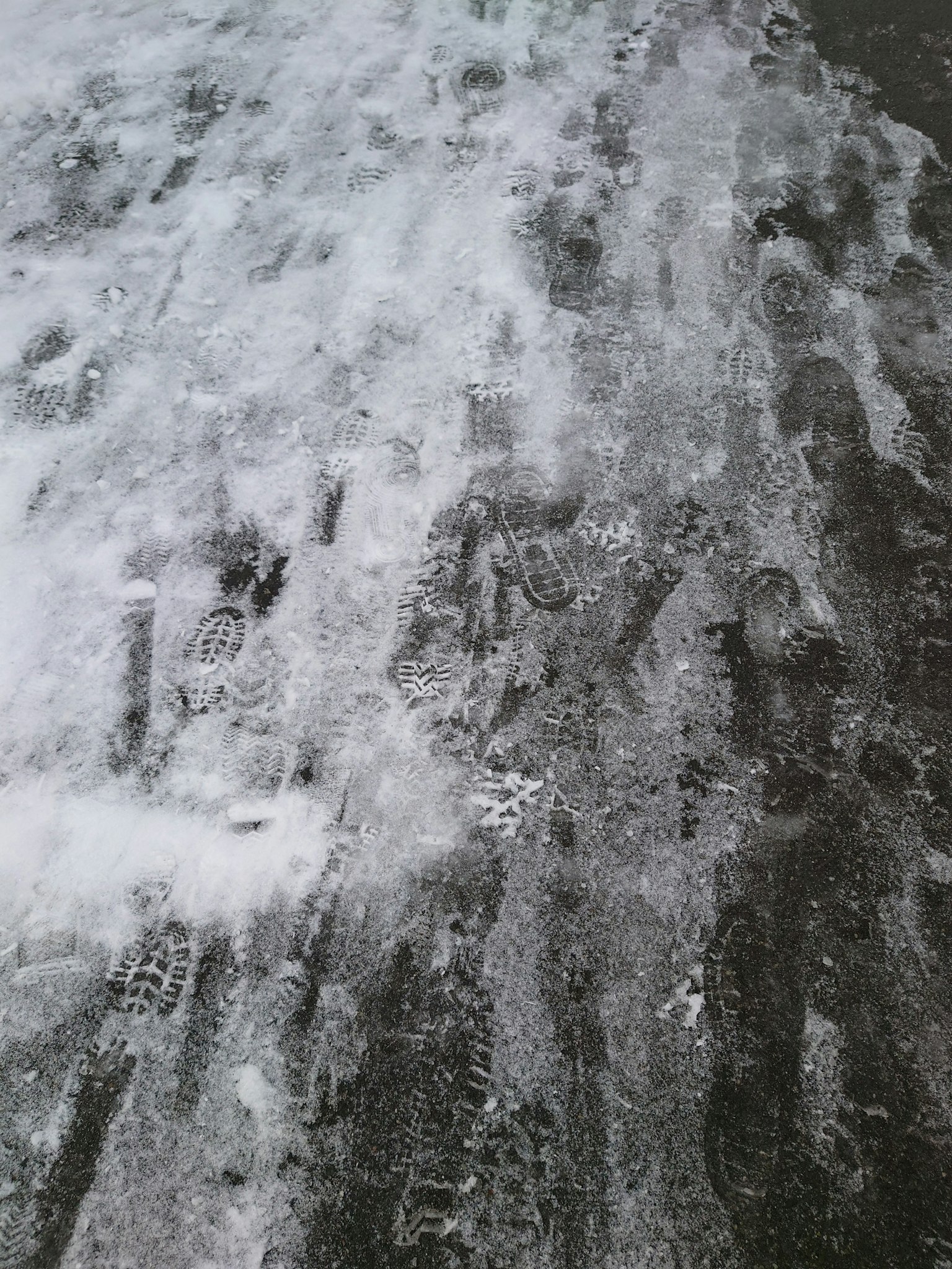 Des empreintes sur une surface enneigée avec un fond sombre