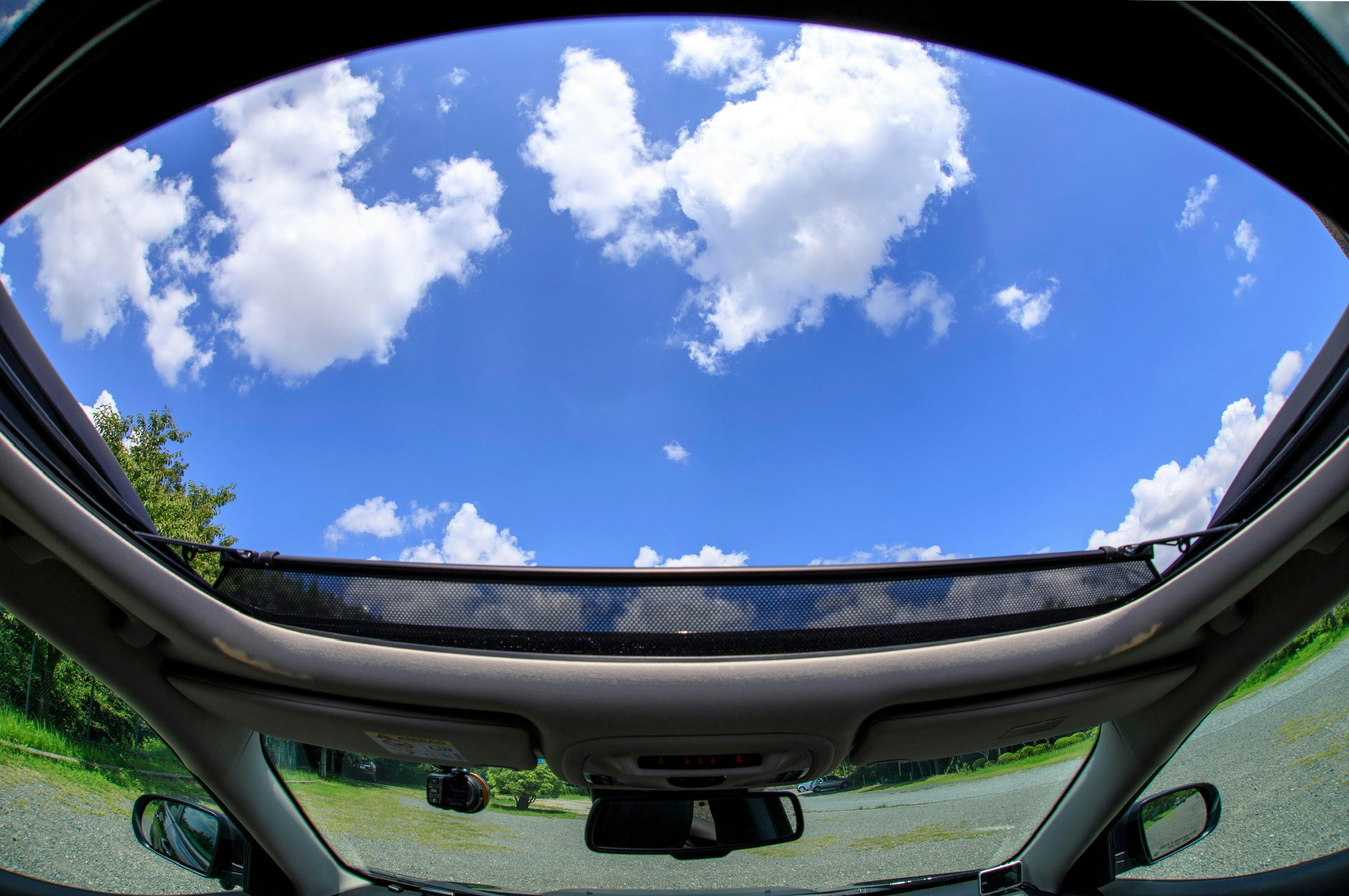 Vista panoramica del tetto apribile con cielo blu e nuvole