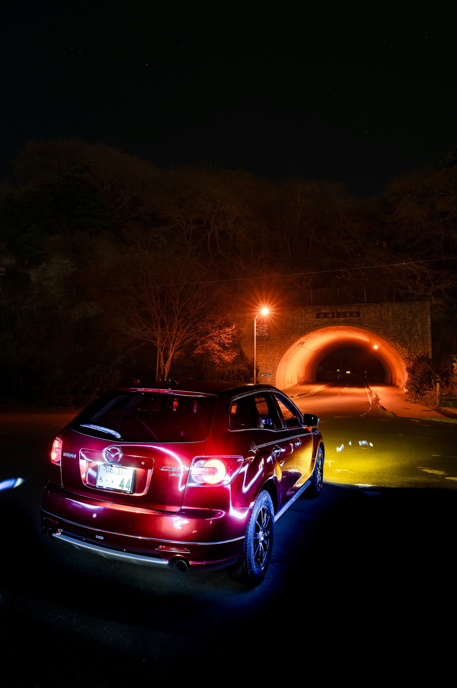 夜間停在隧道前的紅色汽車
