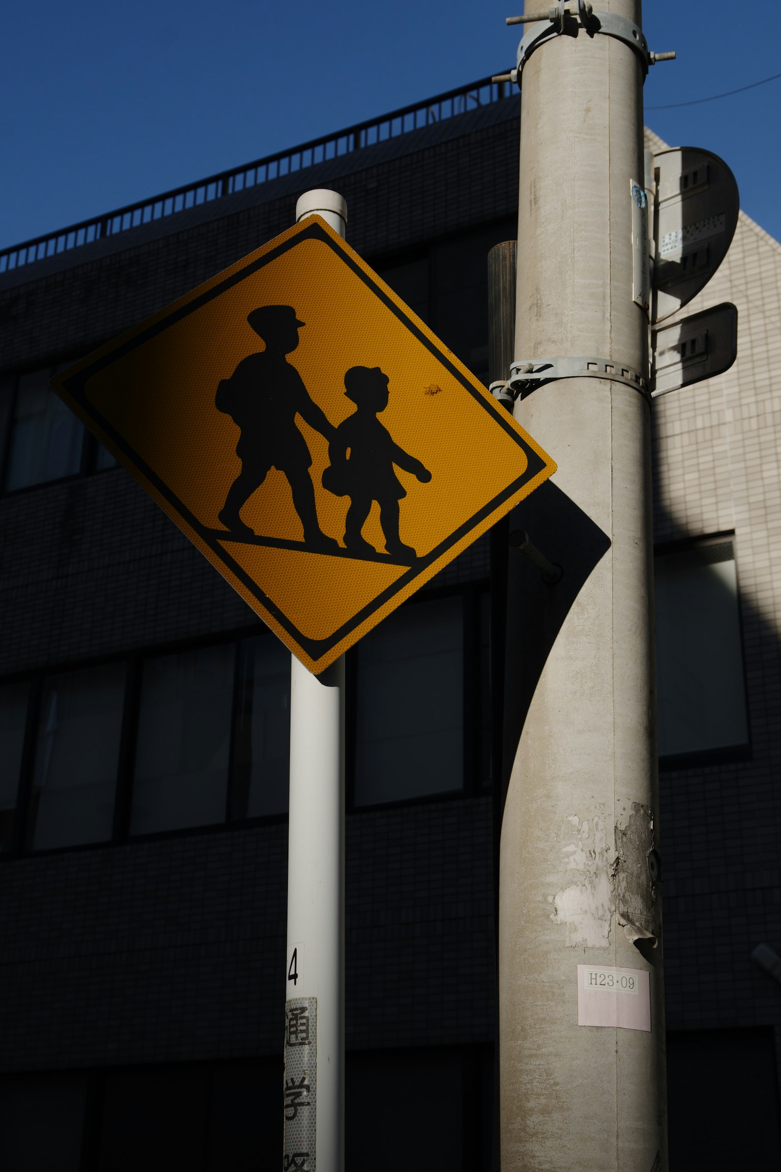 Gambar tanda pejalan kaki dengan siluet anak dan dewasa