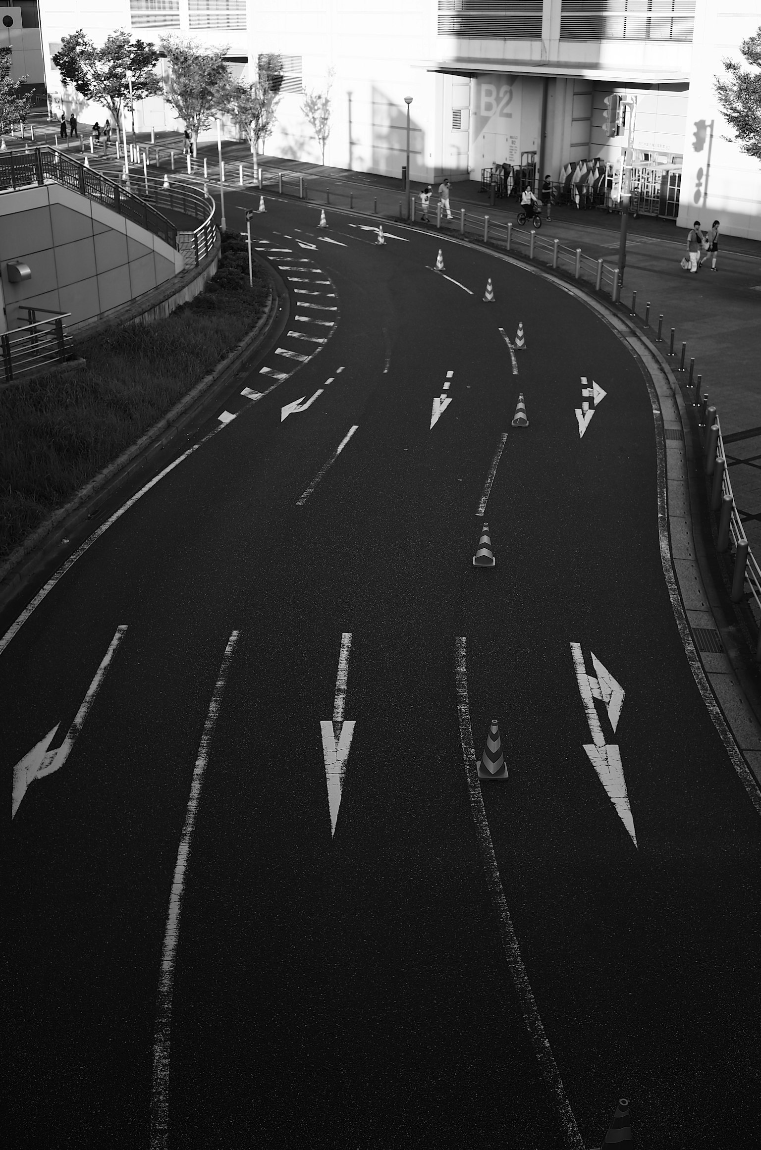 Carretera curva con flechas direccionales en blanco y negro