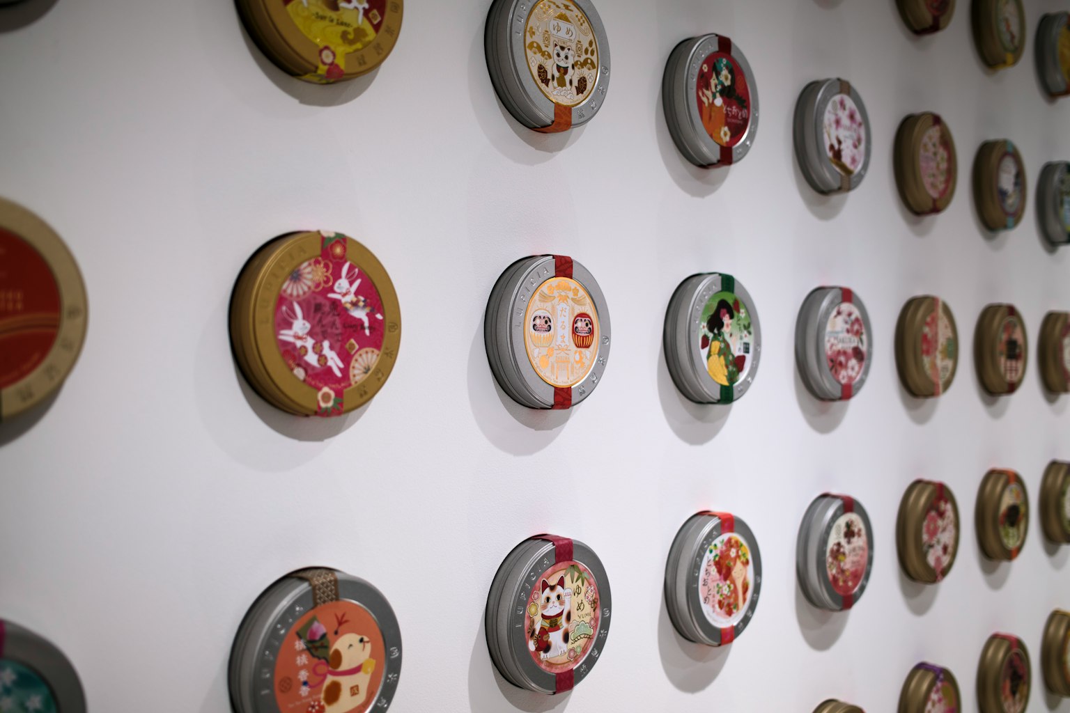 Collezione colorata di lattine decorative esposte su un muro