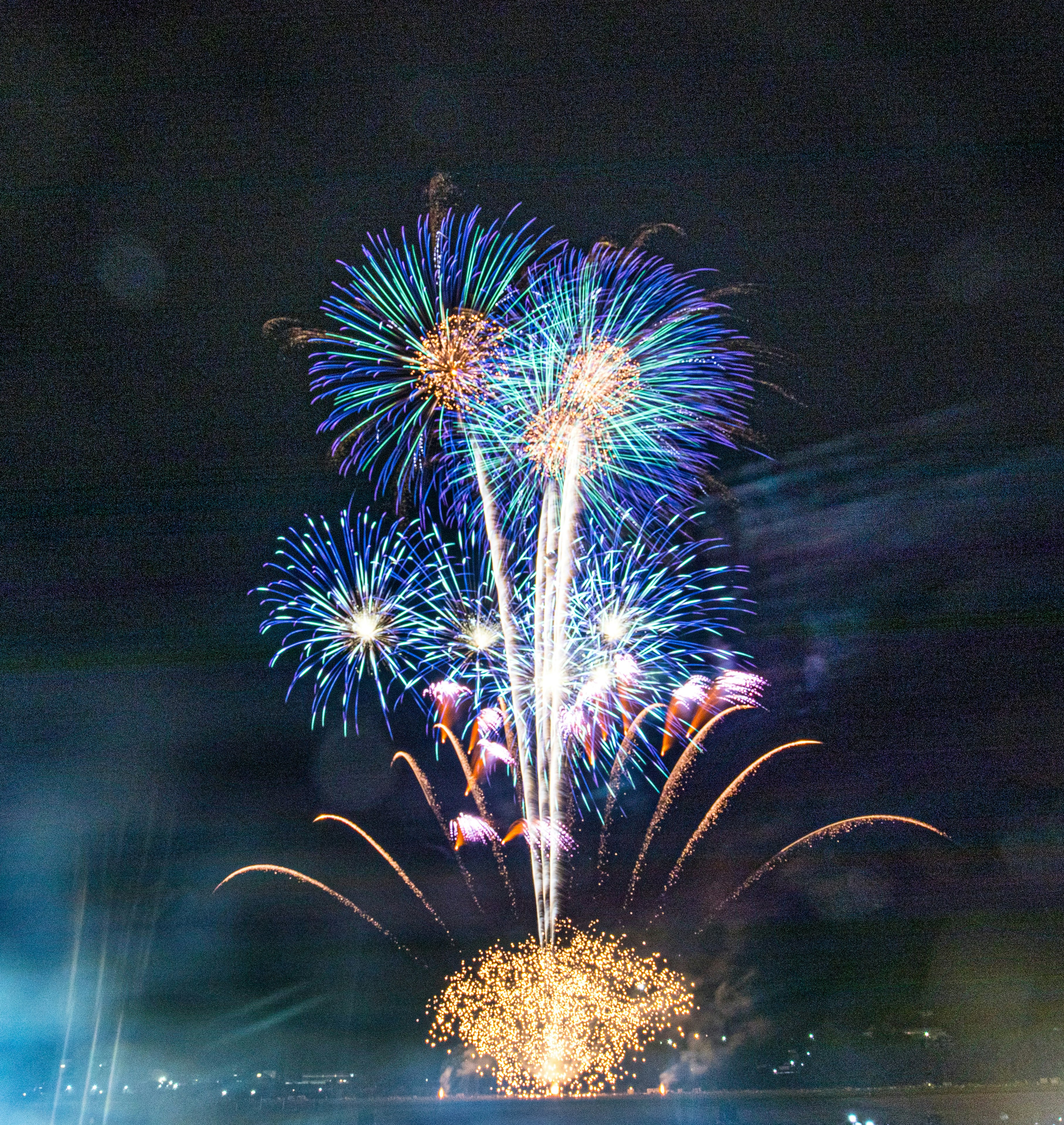 夜空中綻放的煙花與明亮火花