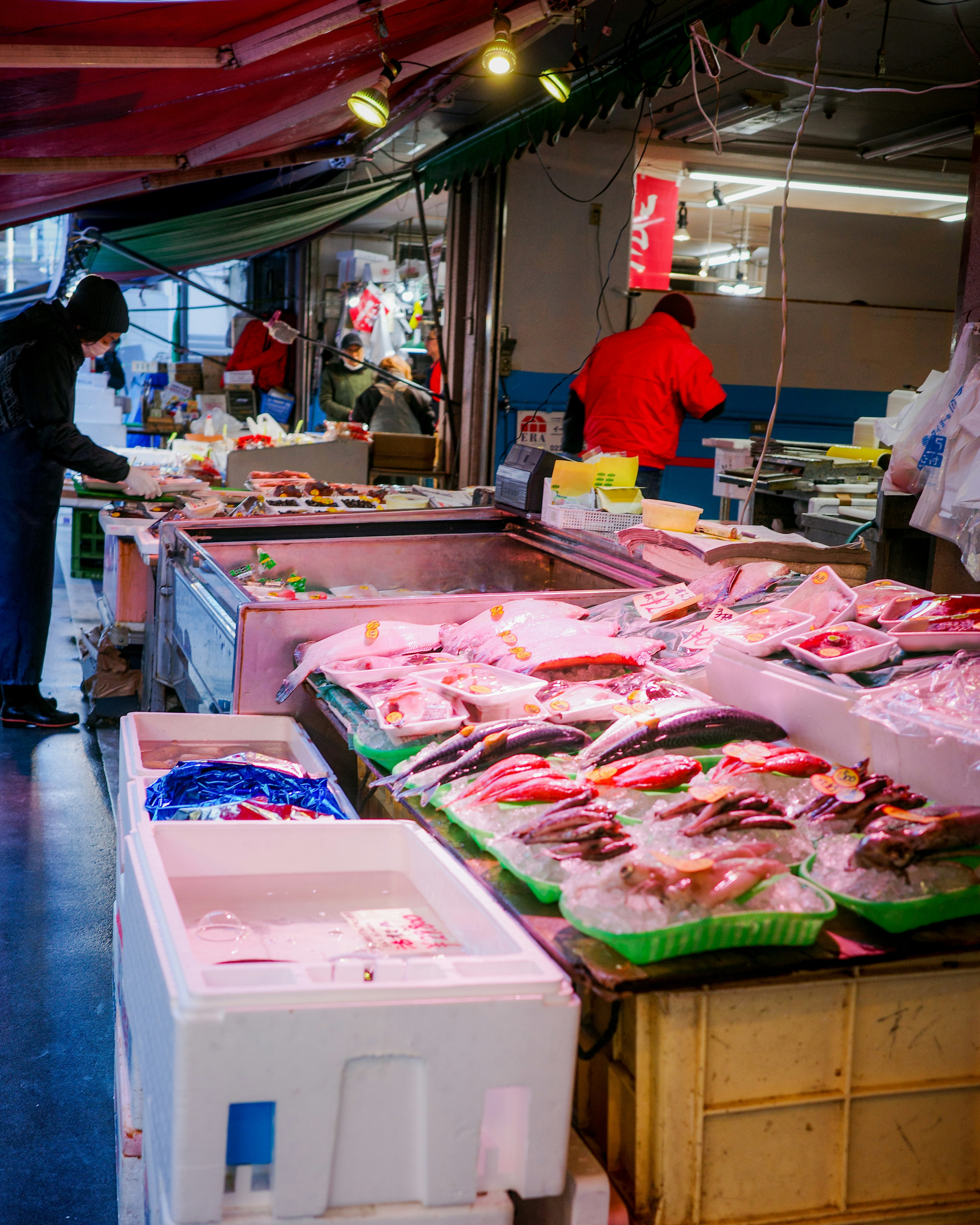 屋台の鮮魚が並ぶ市場の店先