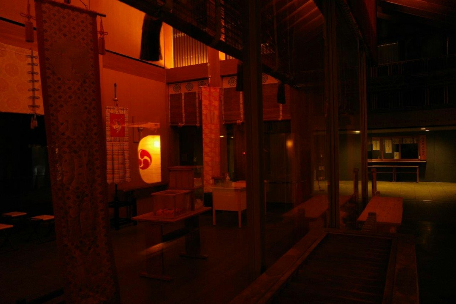 Spazio interno accogliente illuminato da una luce arancione calda