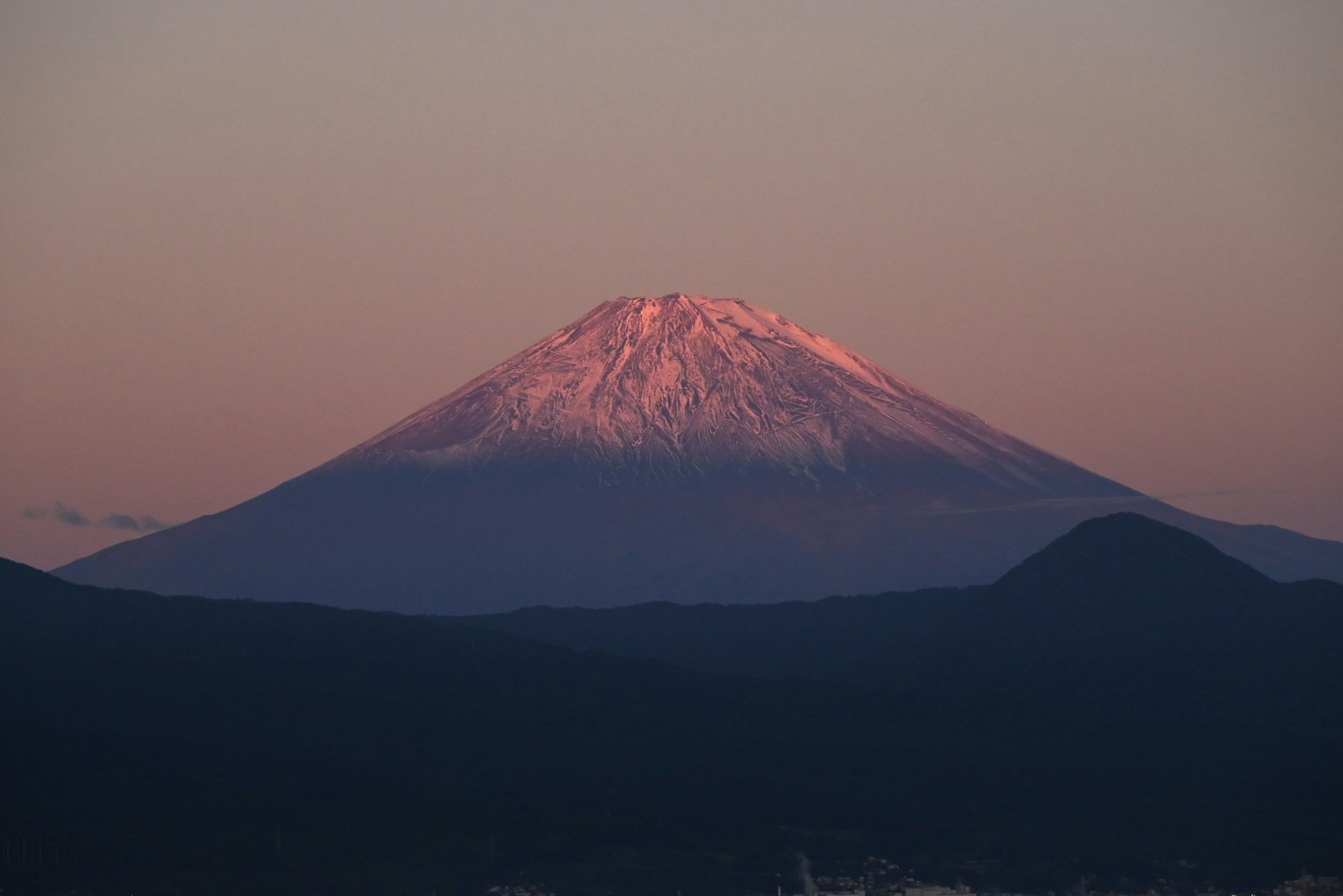 Monte Fuji al atardecer con pico nevado