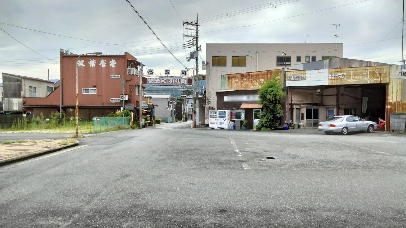 Incrocio con edifici e auto parcheggiate in una strada tranquilla