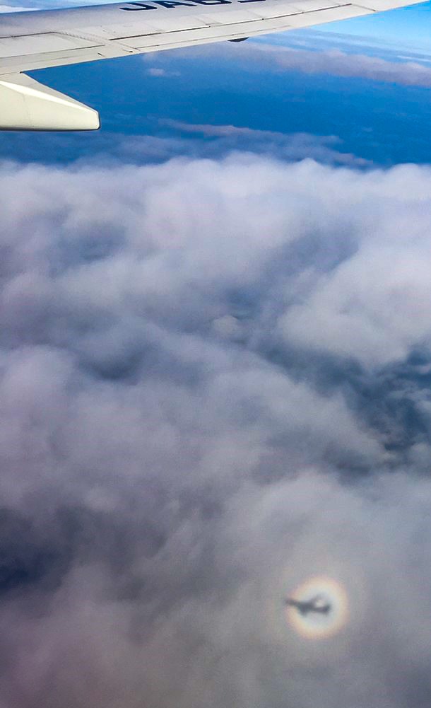 雲海の上空を飛行機の窓から見下ろす景色