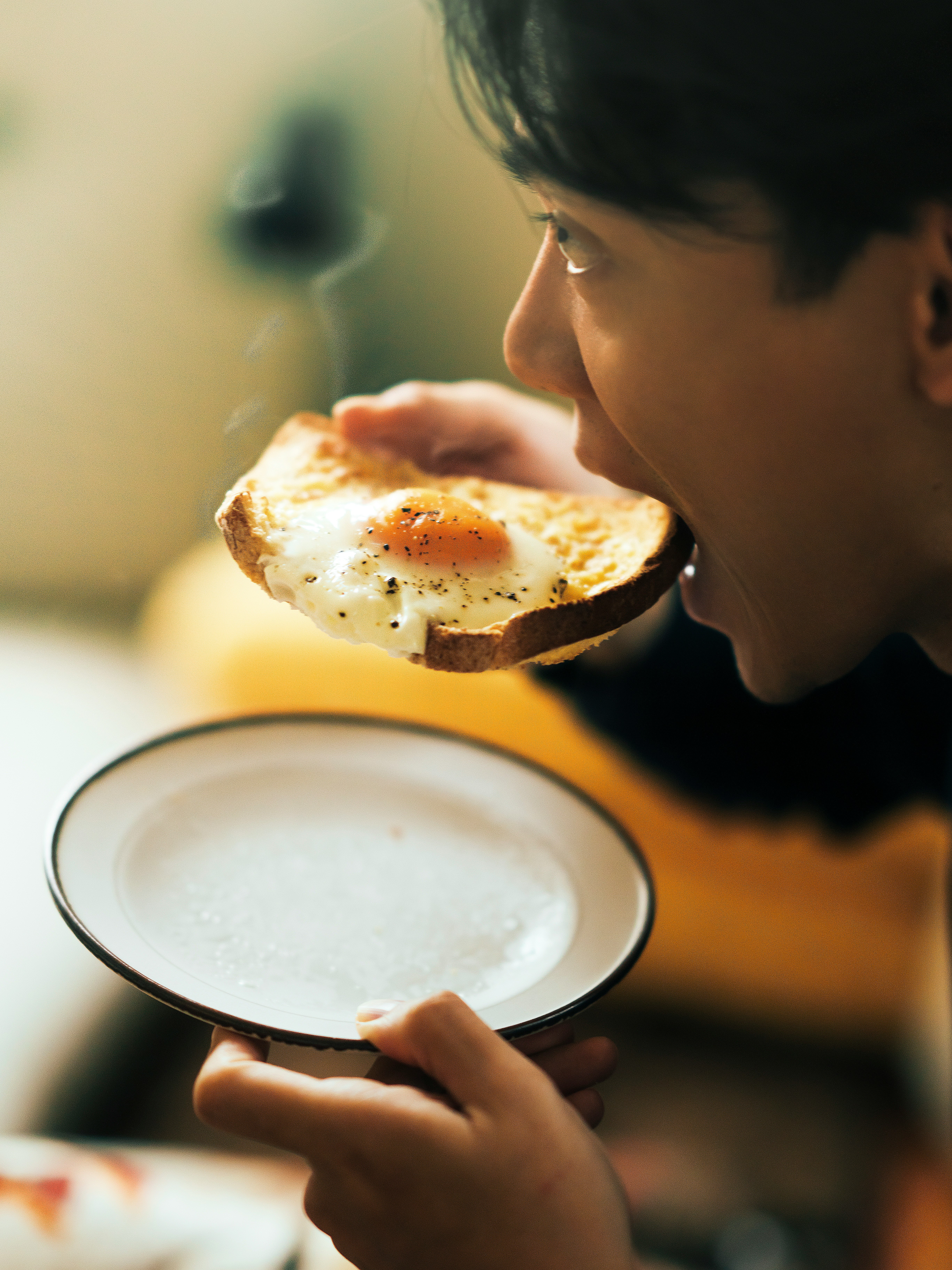 恋人に食べさせる目玉焼きと湯気の立つ朝のひととき