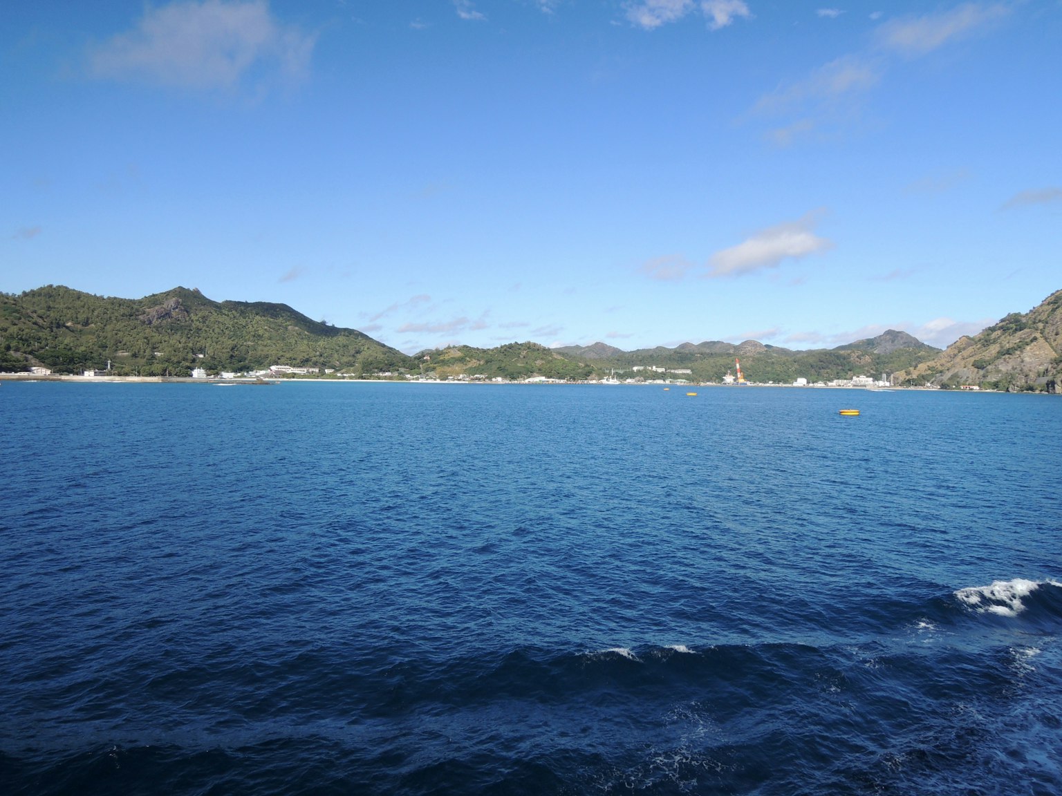 Pemandangan indah dengan laut biru dan pegunungan
