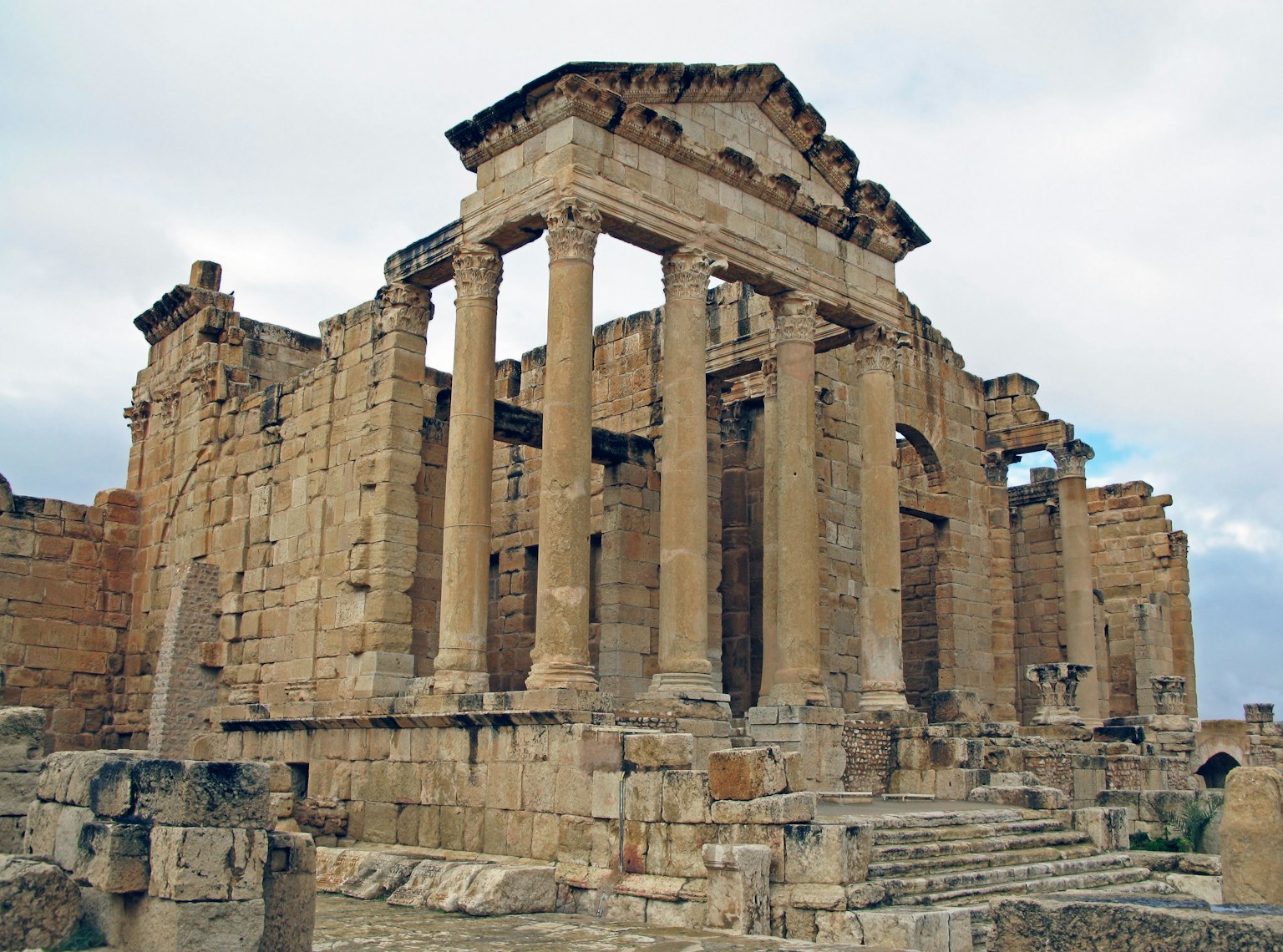 Cảnh nhìn vào tàn tích đền thờ La Mã cổ đại ở Baalbek