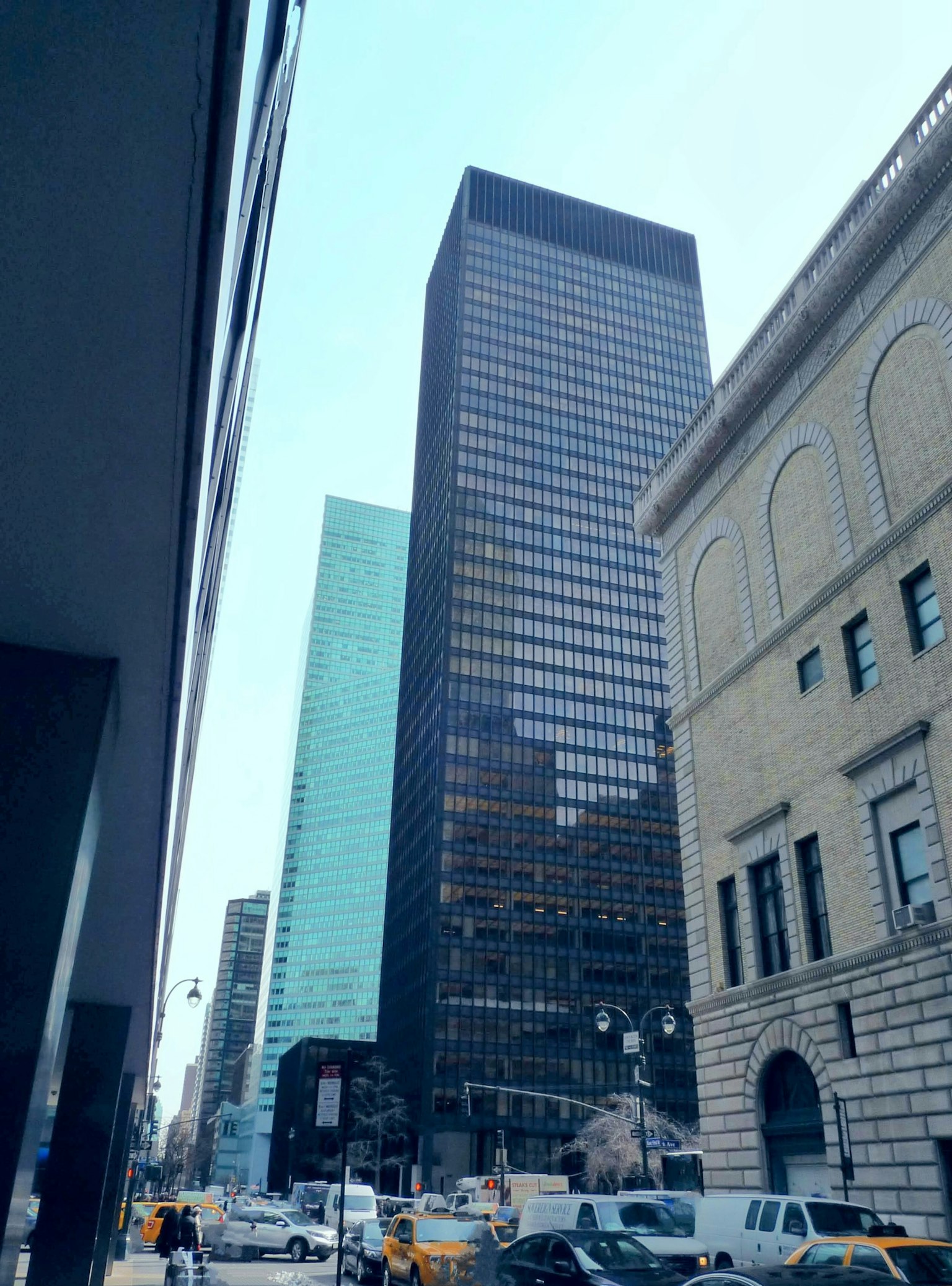 城市景觀，展示摩天大樓和歷史建築