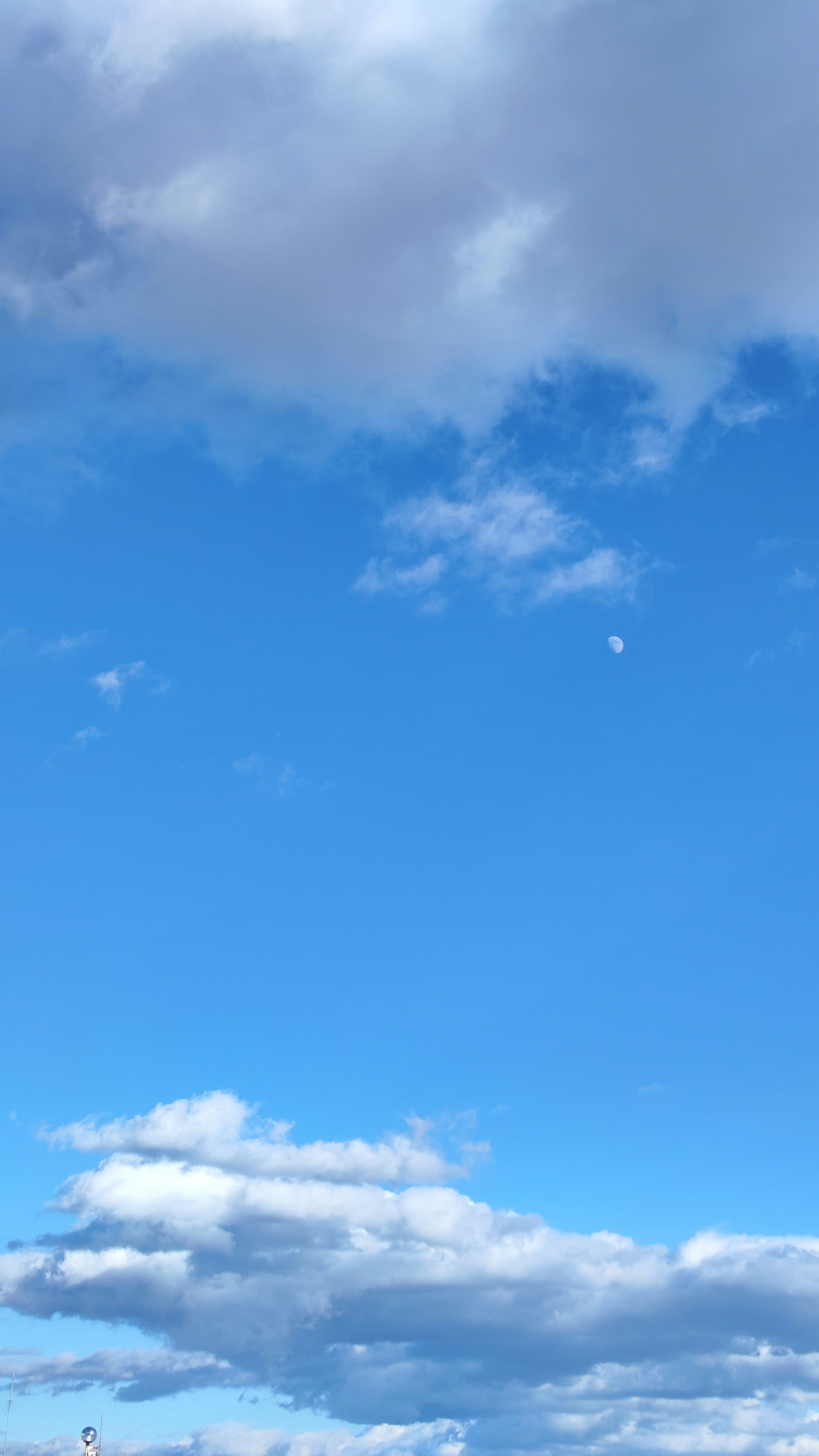 青空に広がる雲のある空
