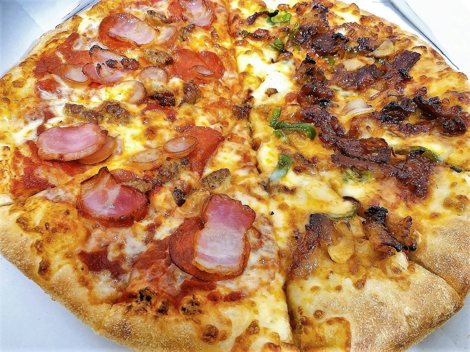 Pizza một nửa phủ thịt xông khói và một nửa phủ thịt