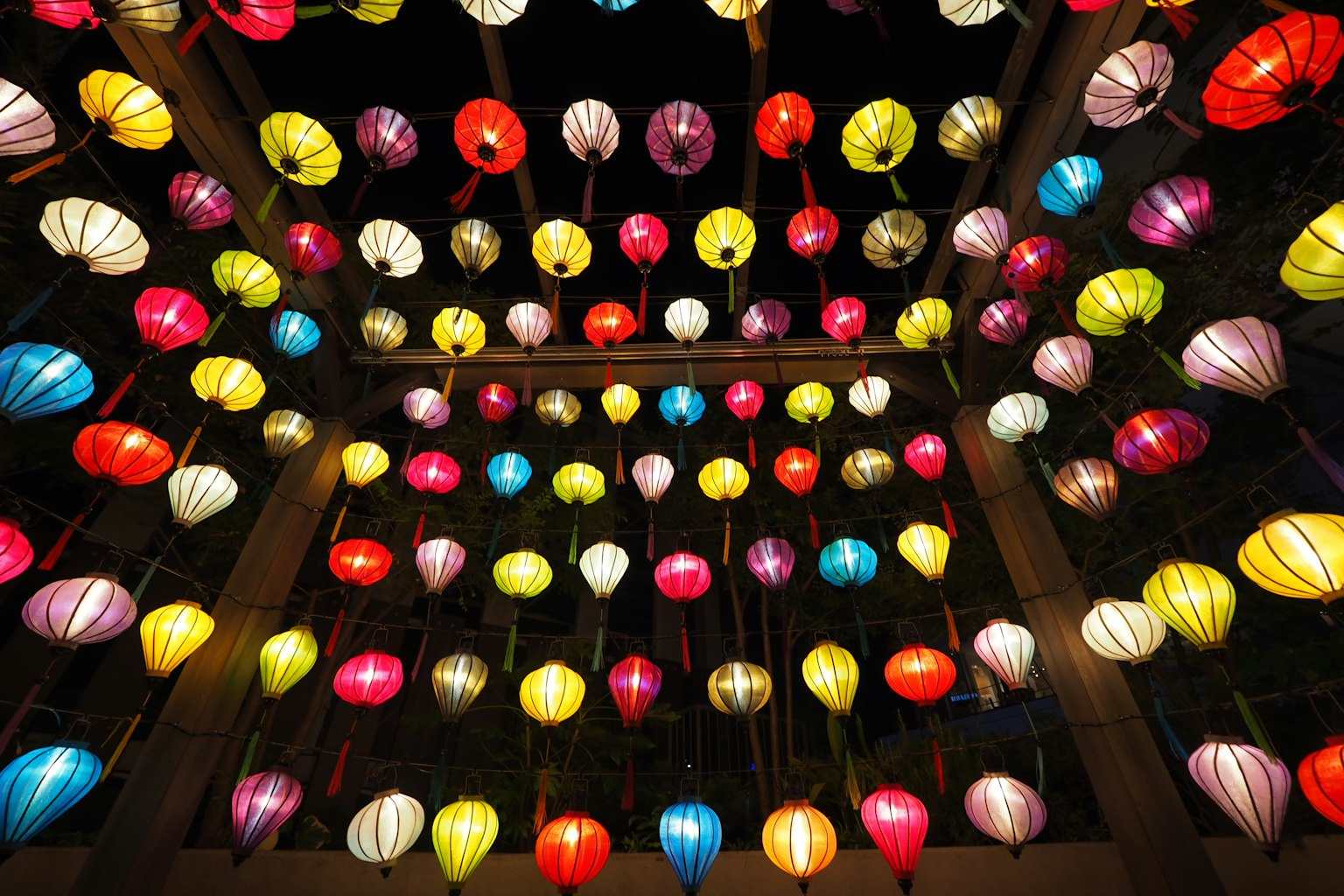 Đèn lồng nhiều màu sắc treo từ trần nhà