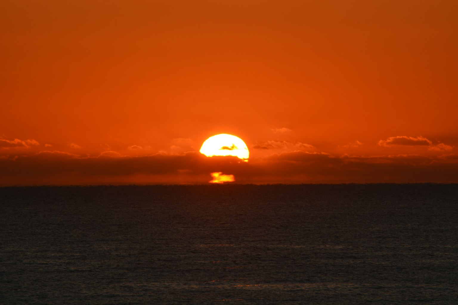 Hermosa vista del atardecer sobre el océano