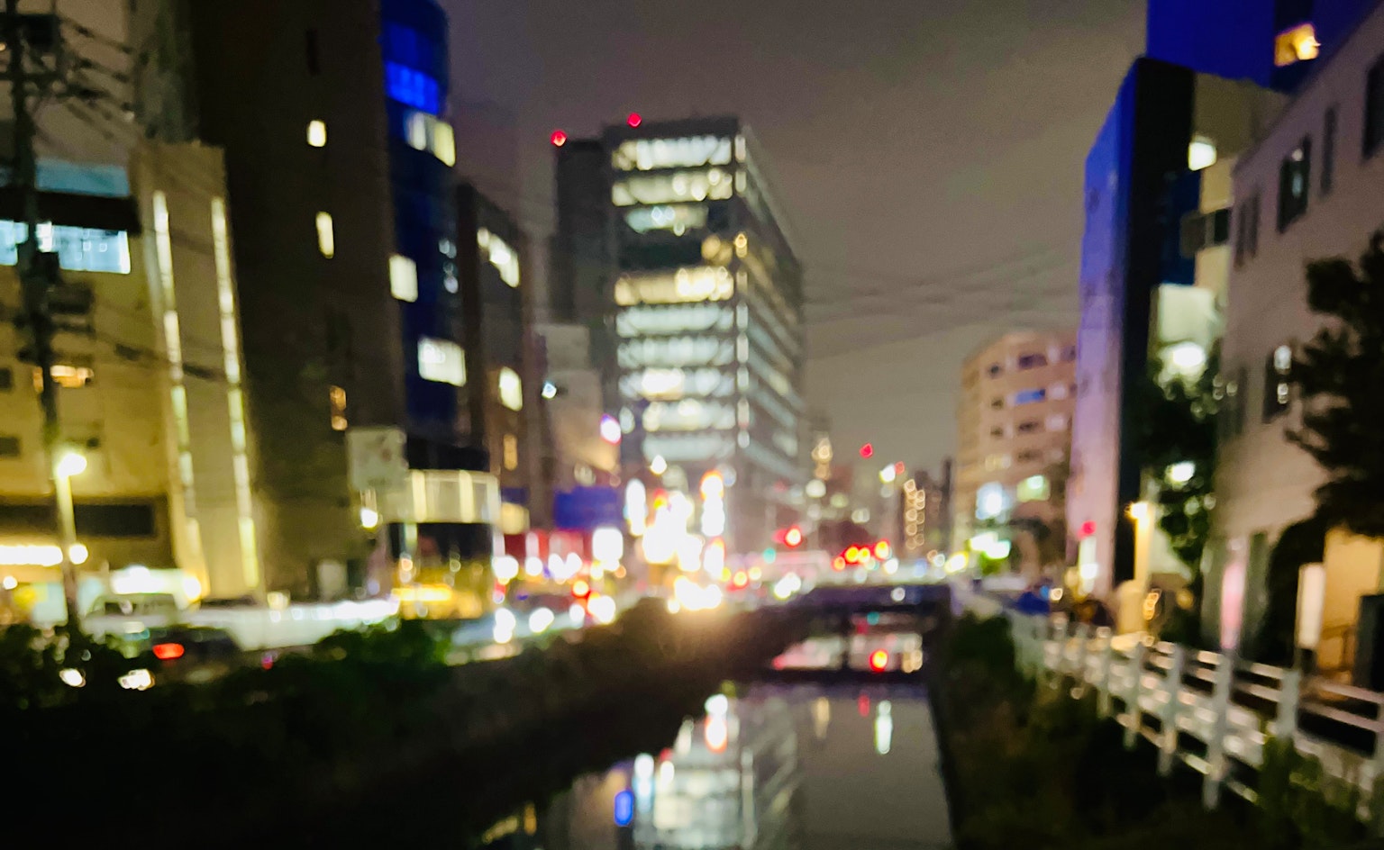夜间城市景观，亮丽的建筑和一条河流