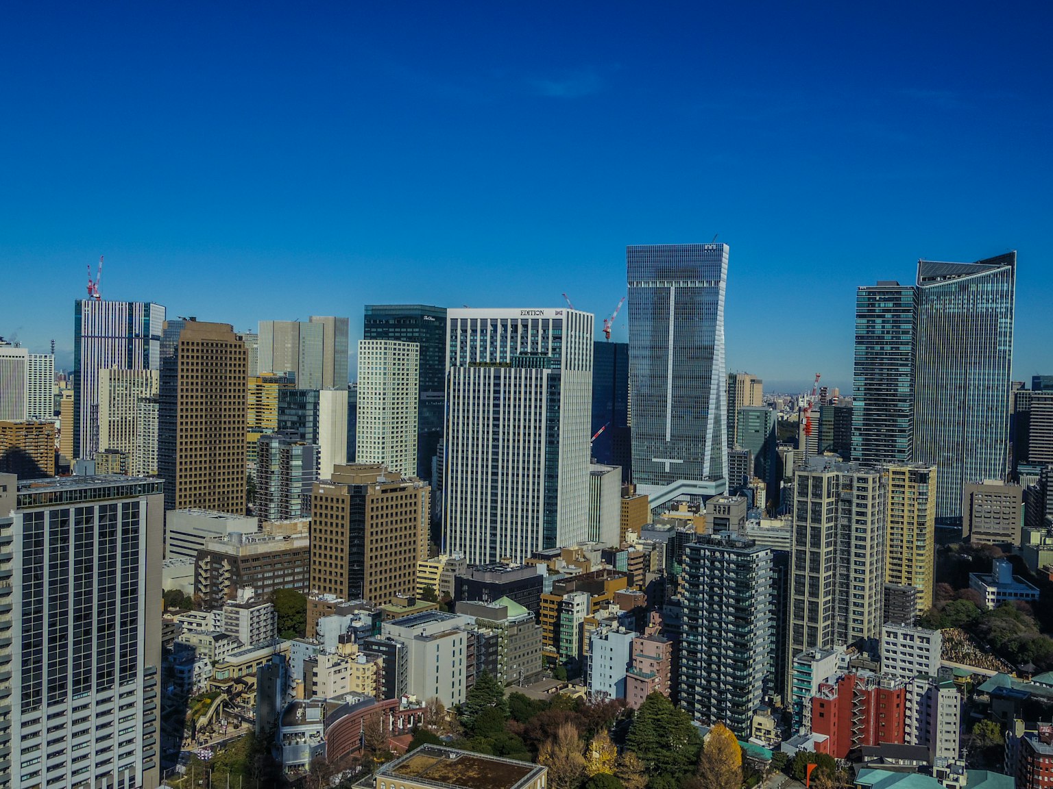Vista panoramica dei grattacieli di Tokyo sotto un cielo blu chiaro