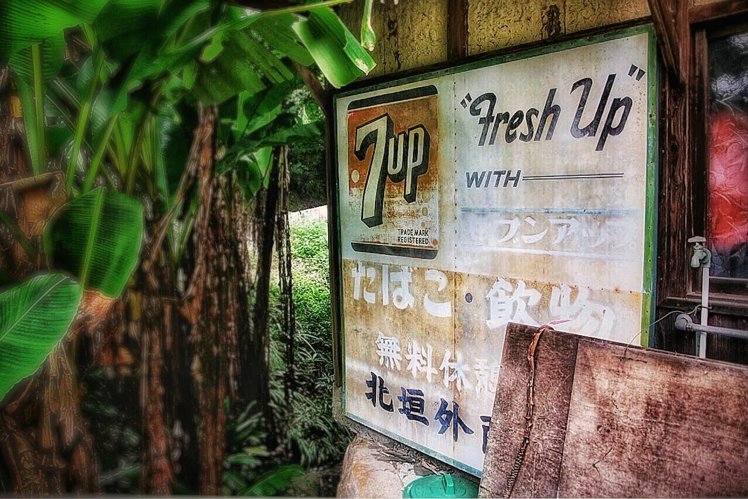 Biển hiệu 7 Up cổ điển được bao quanh bởi lá xanh